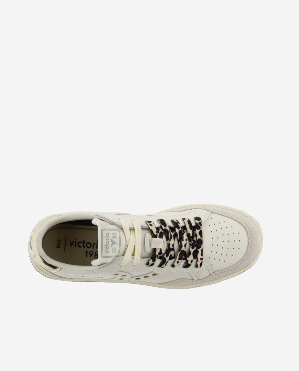 Zapatillas deportivas de mujer de piel con piezas metalizadas y logotipo con tachuelas - Victoria - Crema Crema-4