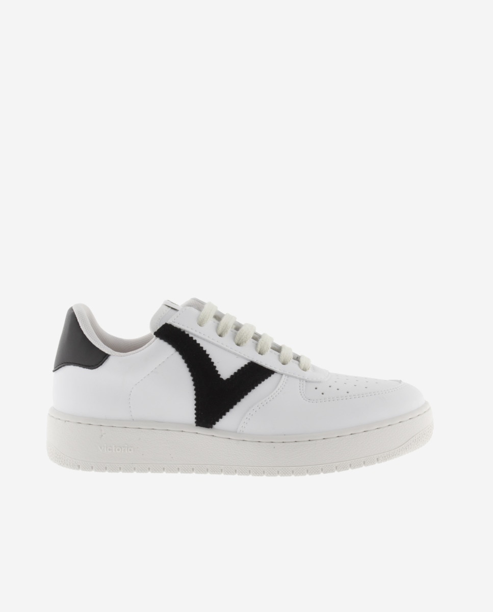 Imagen 0 de Zapatillas deportivas unisex con piezas de color en contraste y puntera perforada Negro