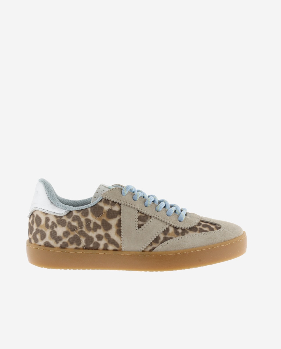 Victoria - Zapatillas deportivas de mujer animal print con piezas de serraje al tono y suela caramelo.