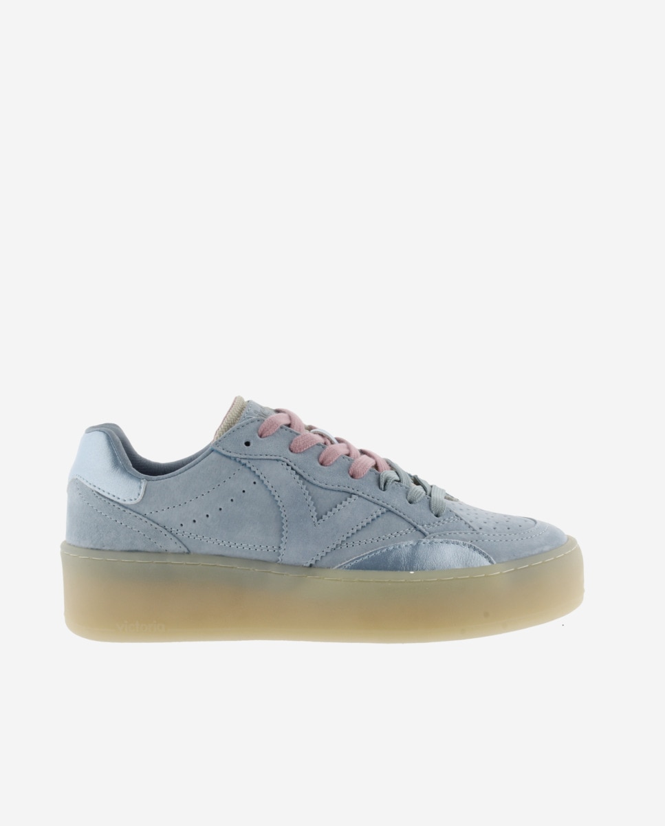Victoria - Zapatillas deportivas de mujer de serraje con piezas metalizadas al tono y suela caramelo.