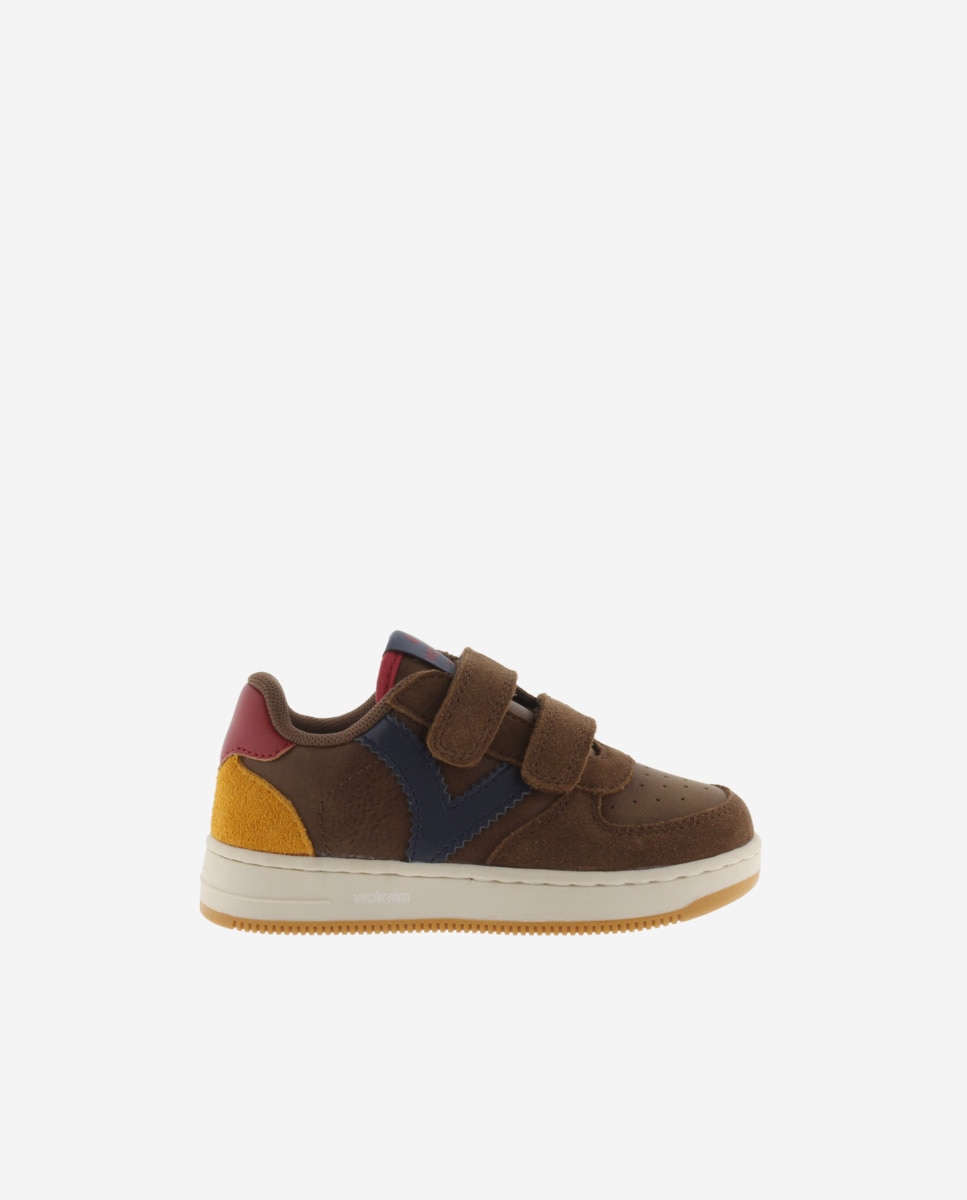 Imagen 0 de Zapatillas deportivas de niño con piezas de color y serraje y tiras adherentes Marrón
