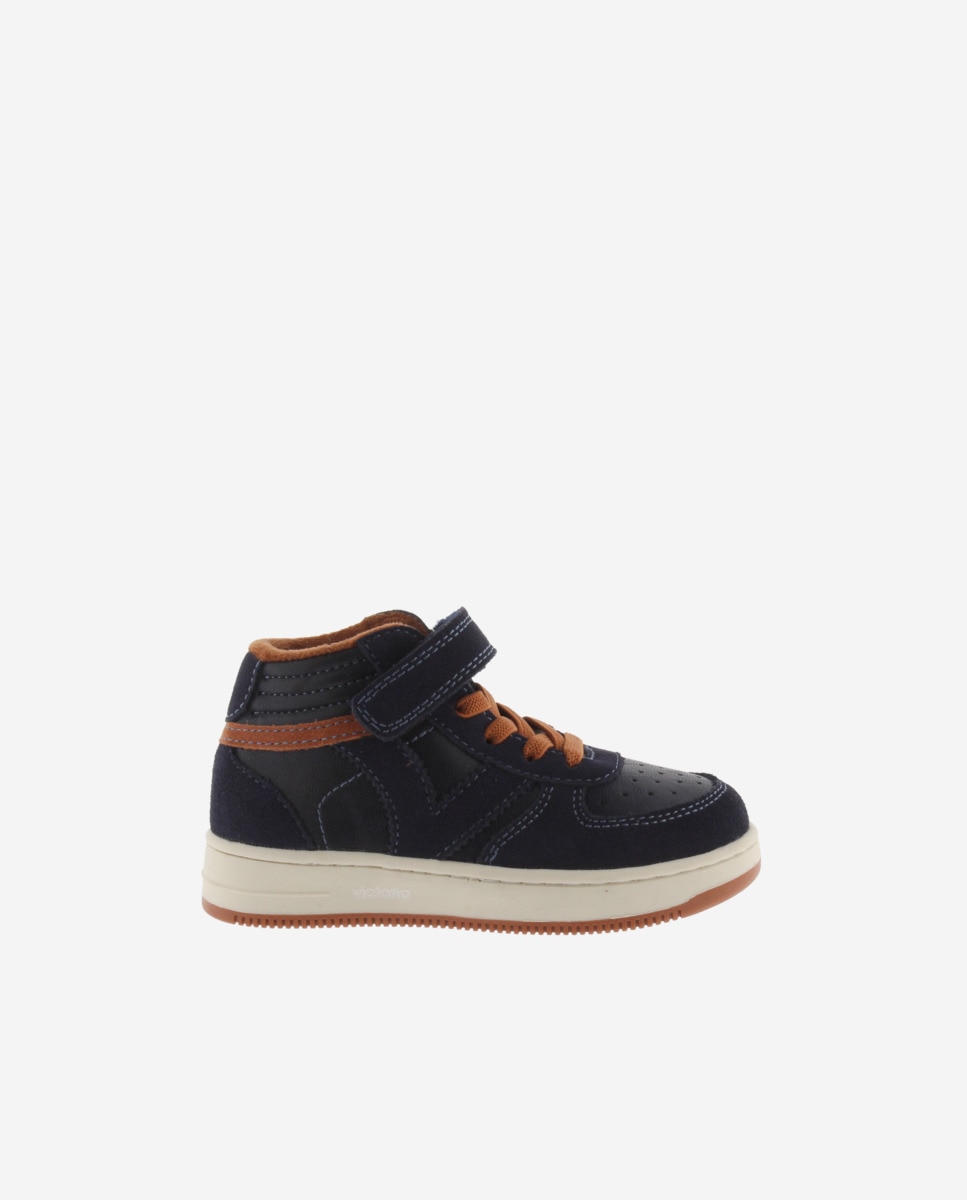Zapatillas altas de niño con piezas de serraje y tiras adherente