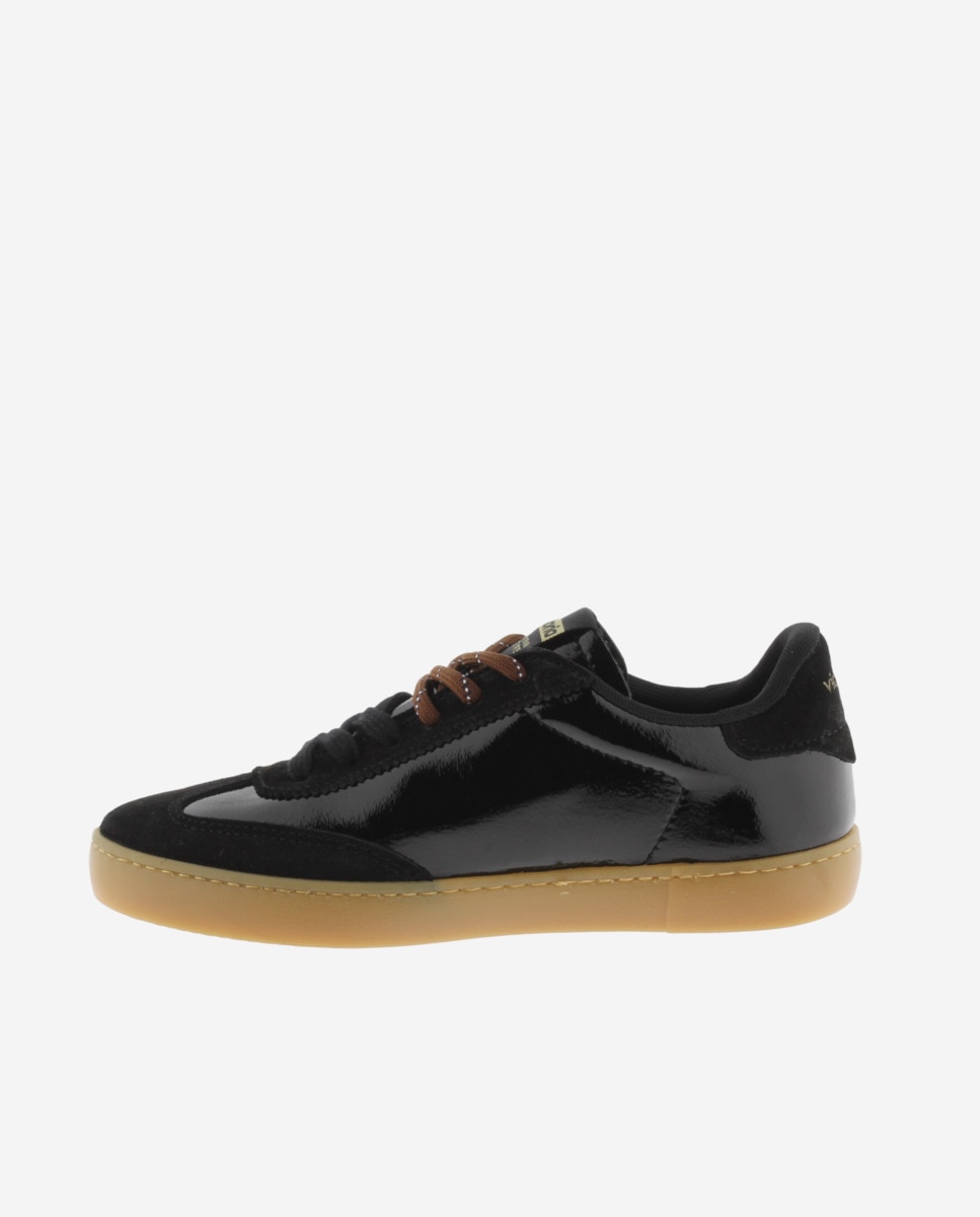 Victoria - Zapatillas deportivas de mujer de charol con piezas de serraje al tono y suela caramelo.