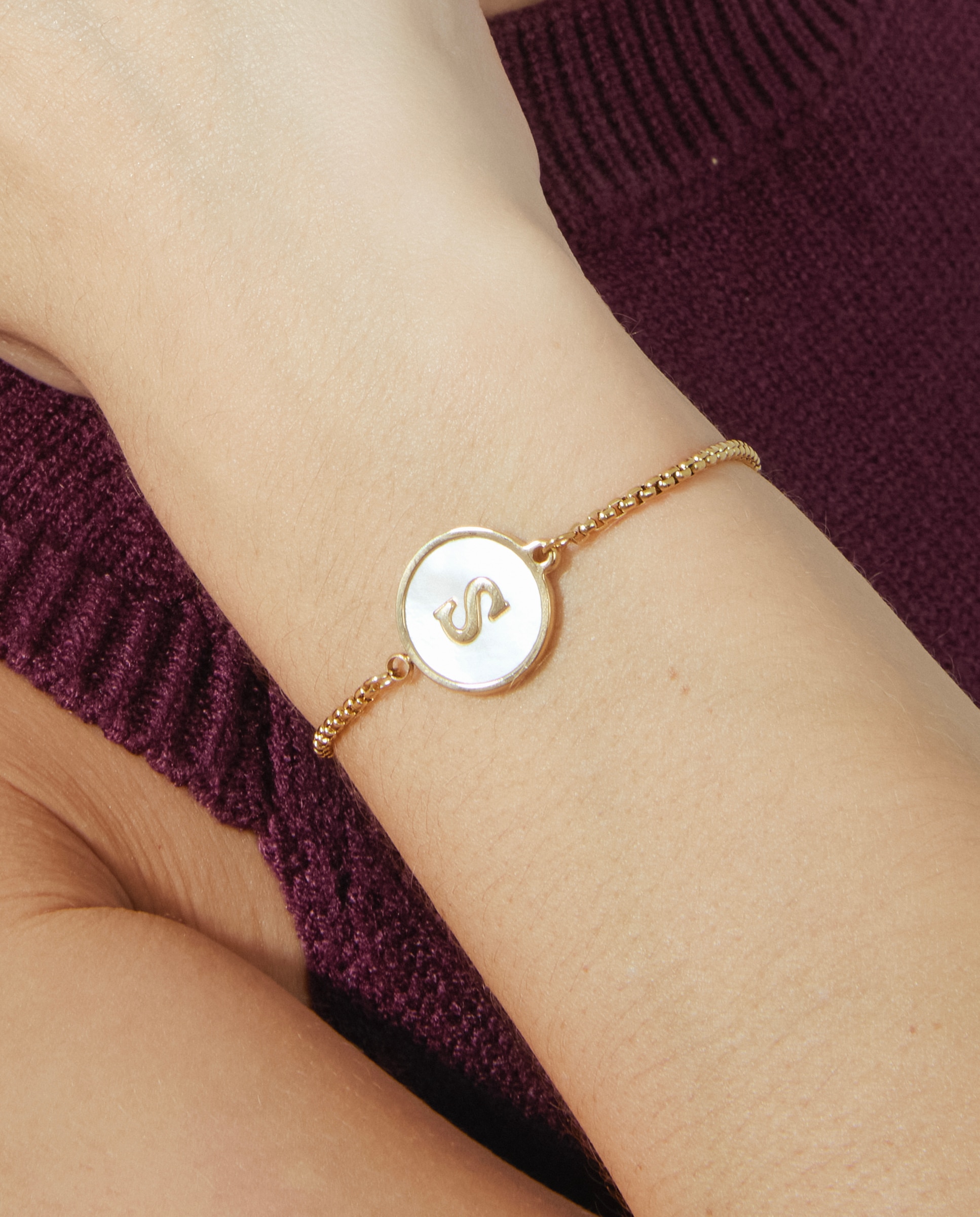 Pulsera con charms letras acabada en oro de 18 quilates con madreperla blanca - Luxenter - Oro Oro-4