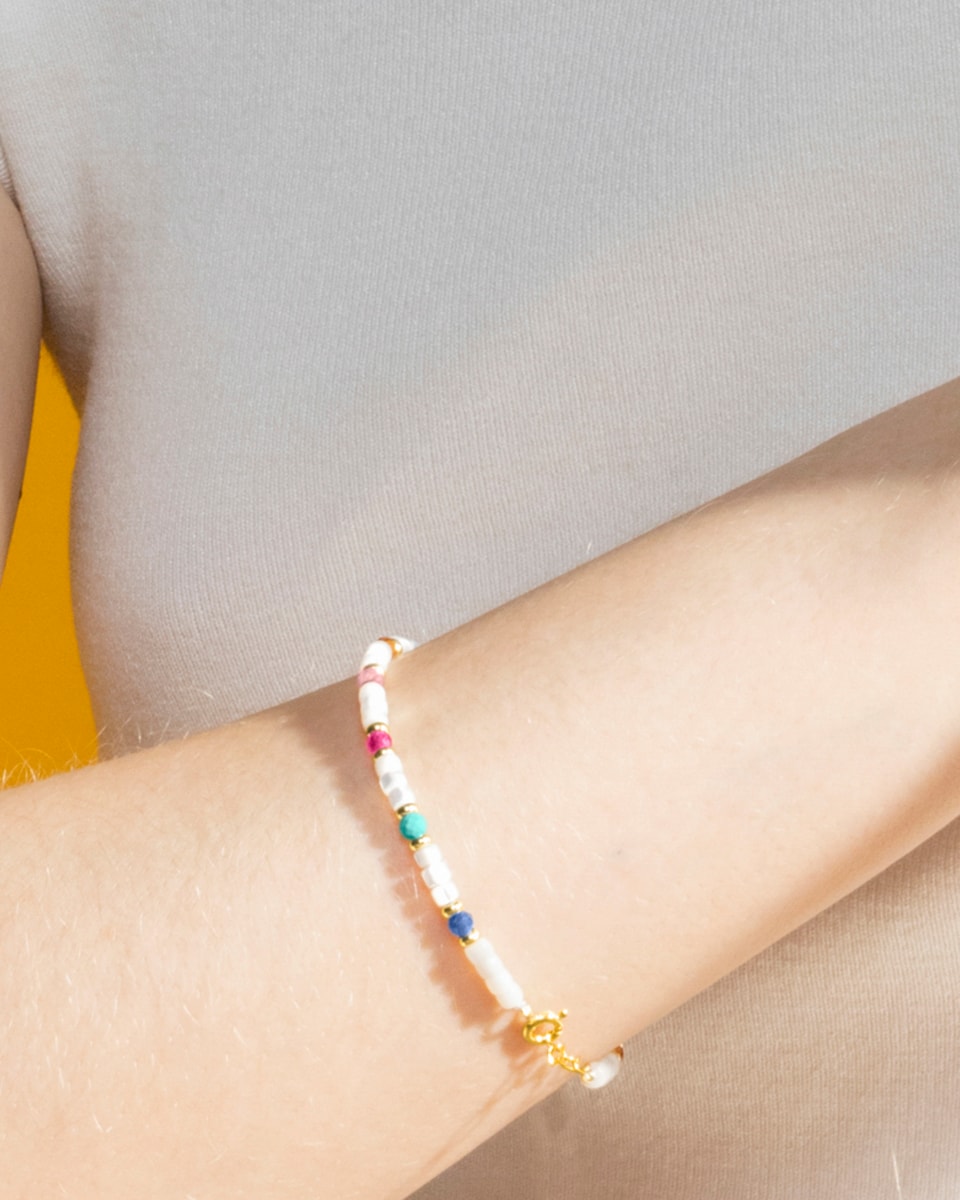 Pulsera Boho acabada en oro amarillo de 18k con madreperla blanca Blanco-4