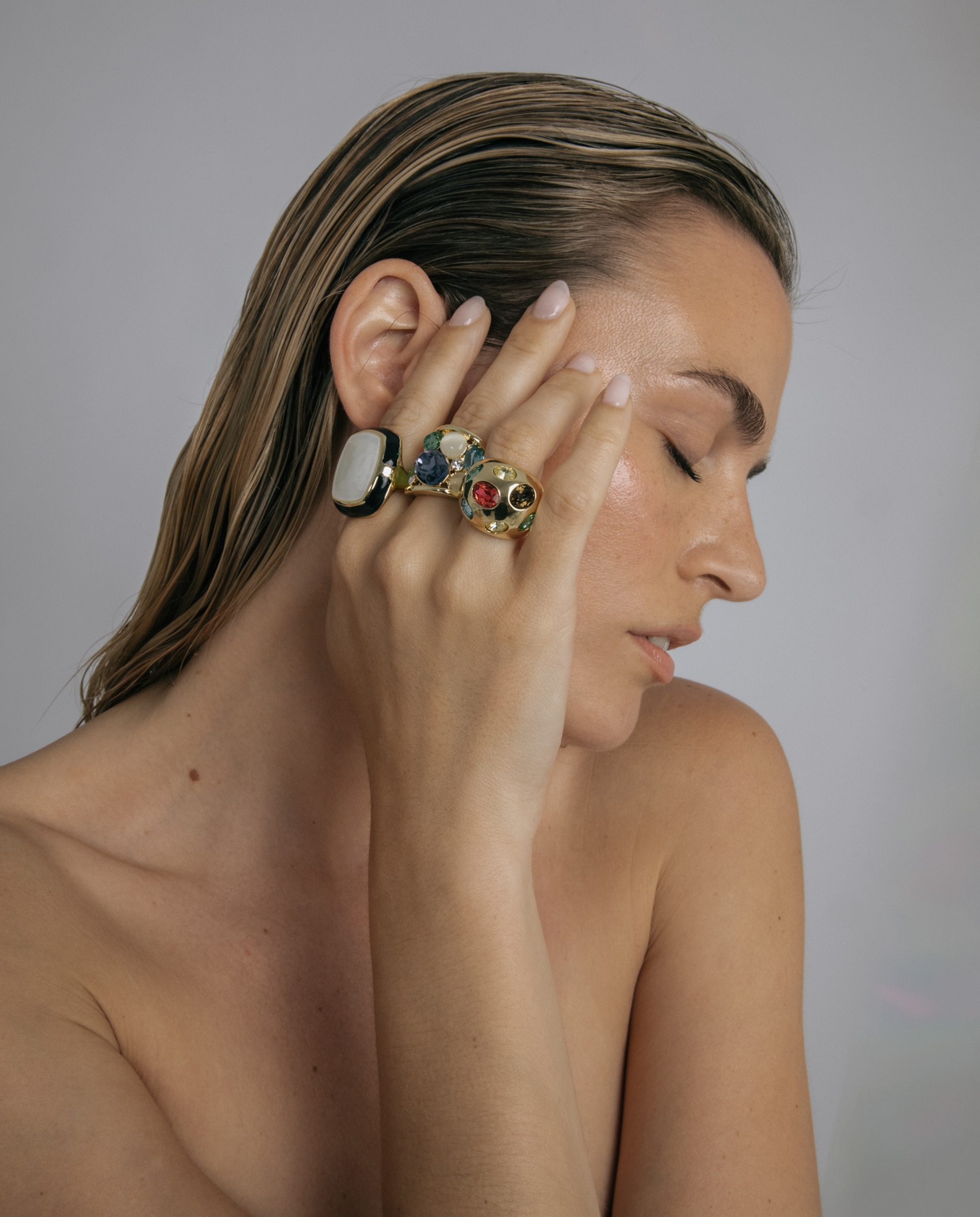 Imagen 2 de Anillo africa con madreperla blanca y lacado negro acabado en oro amarillo de 18k - Luxenter - Dorado Dorado