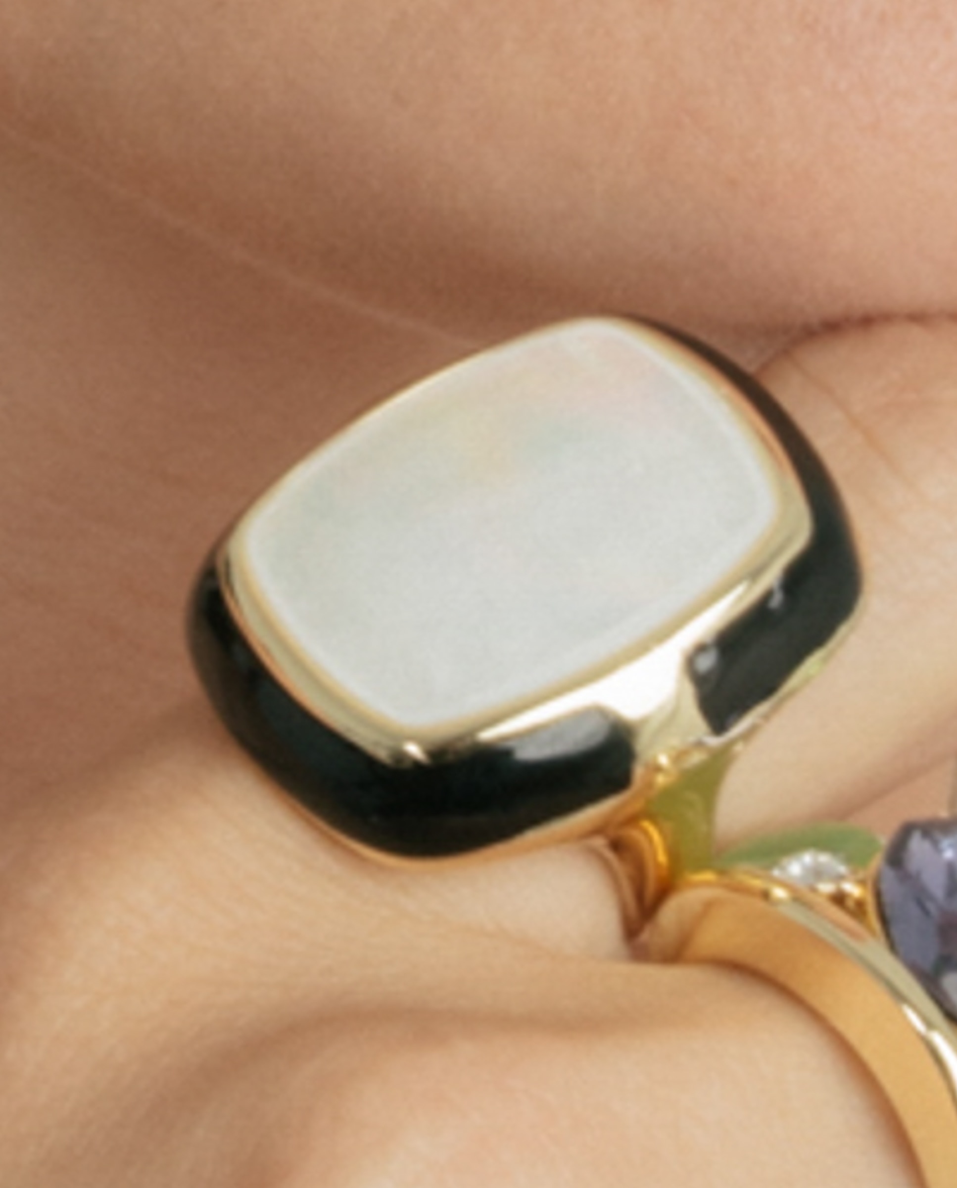 Imagen 4 de Anillo africa con madreperla blanca y lacado negro acabado en oro amarillo de 18k - Luxenter - Dorado Dorado