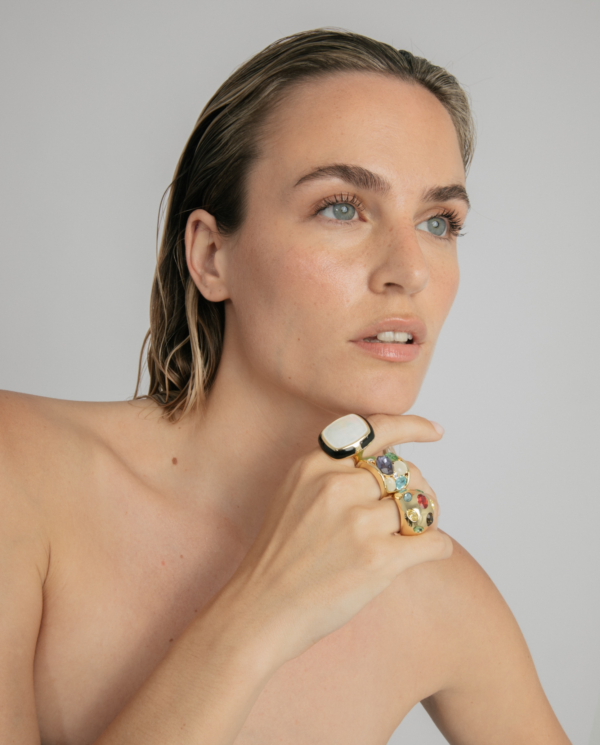 Imagen 5 de Anillo africa con madreperla blanca y lacado negro acabado en oro amarillo de 18k - Luxenter - Dorado Dorado