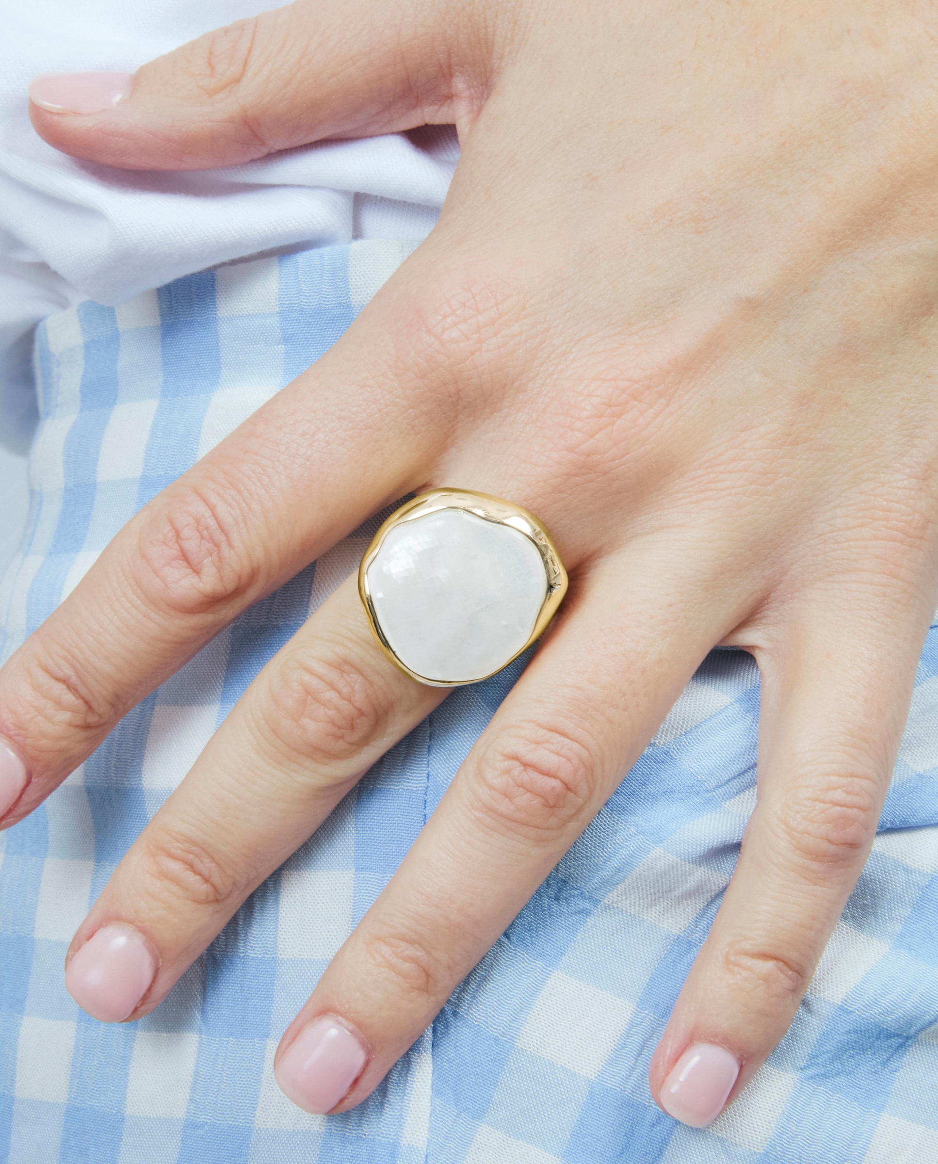 Imagen 4 de Anillo africa con madreperla blanca acabado en oro amarillo de 18k - Luxenter - Dorado Dorado
