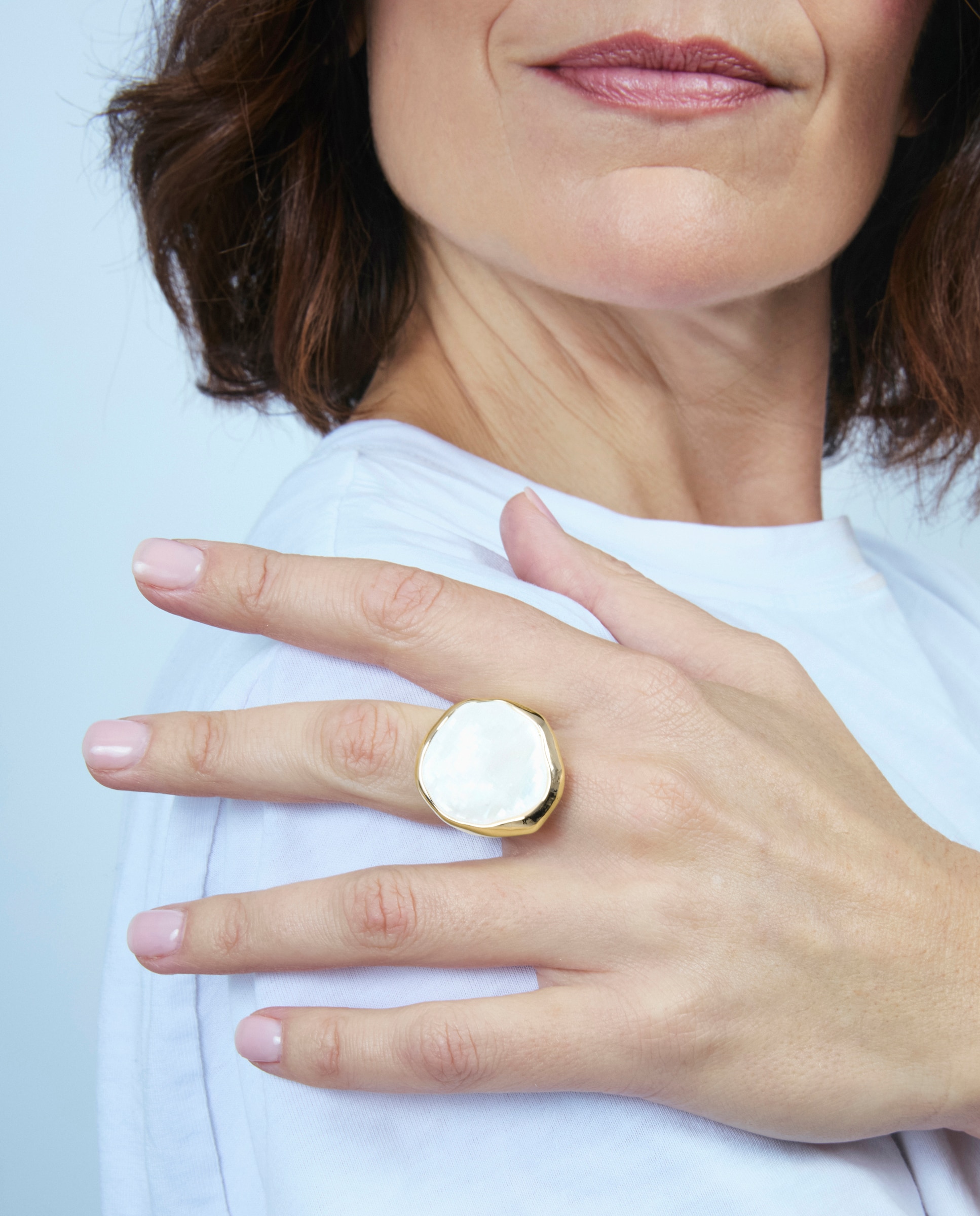Imagen 5 de Anillo africa con madreperla blanca acabado en oro amarillo de 18k - Luxenter - Dorado Dorado