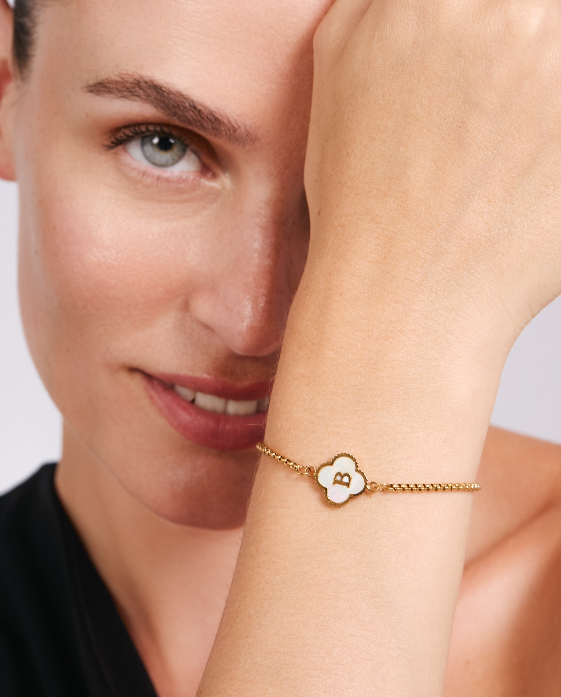 Pulsera de cadena letras de acero con madreperla acabada en oro de 18k - Luxenter - Blanco Blanco-2
