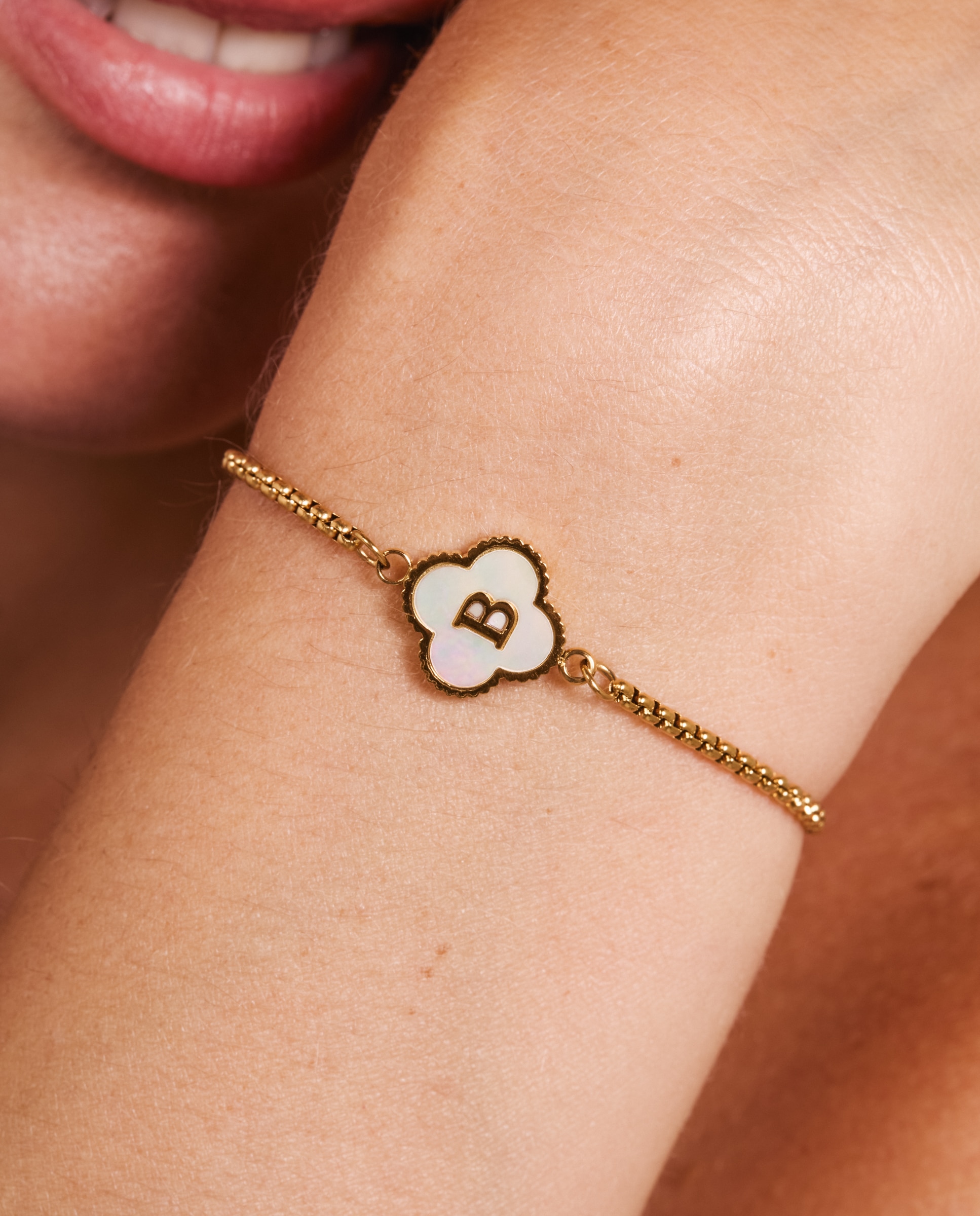 Pulsera de cadena letras de acero con madreperla acabada en oro de 18k - Luxenter - Blanco Blanco-4