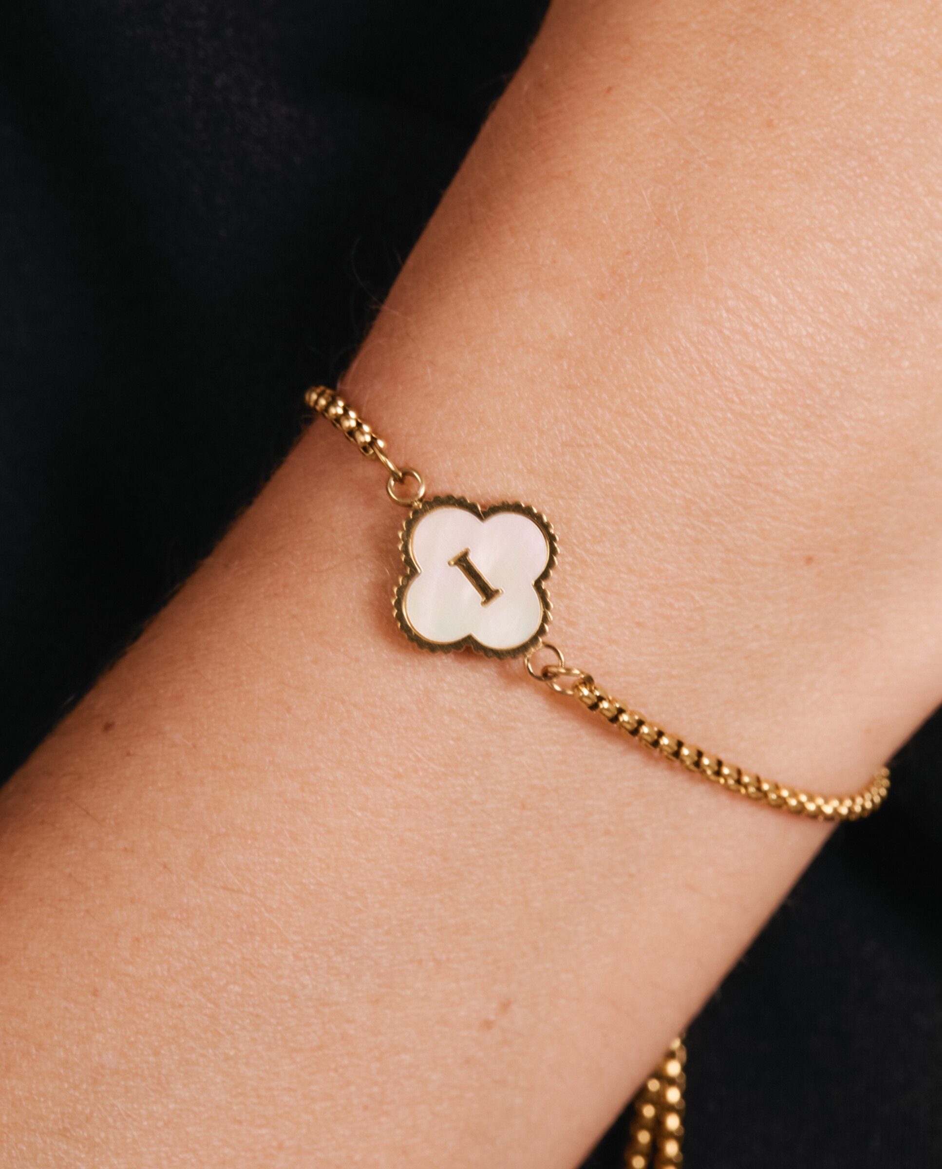 Pulsera de cadena letras de acero con madreperla acabada en oro de 18k - Luxenter - Blanco Blanco-4