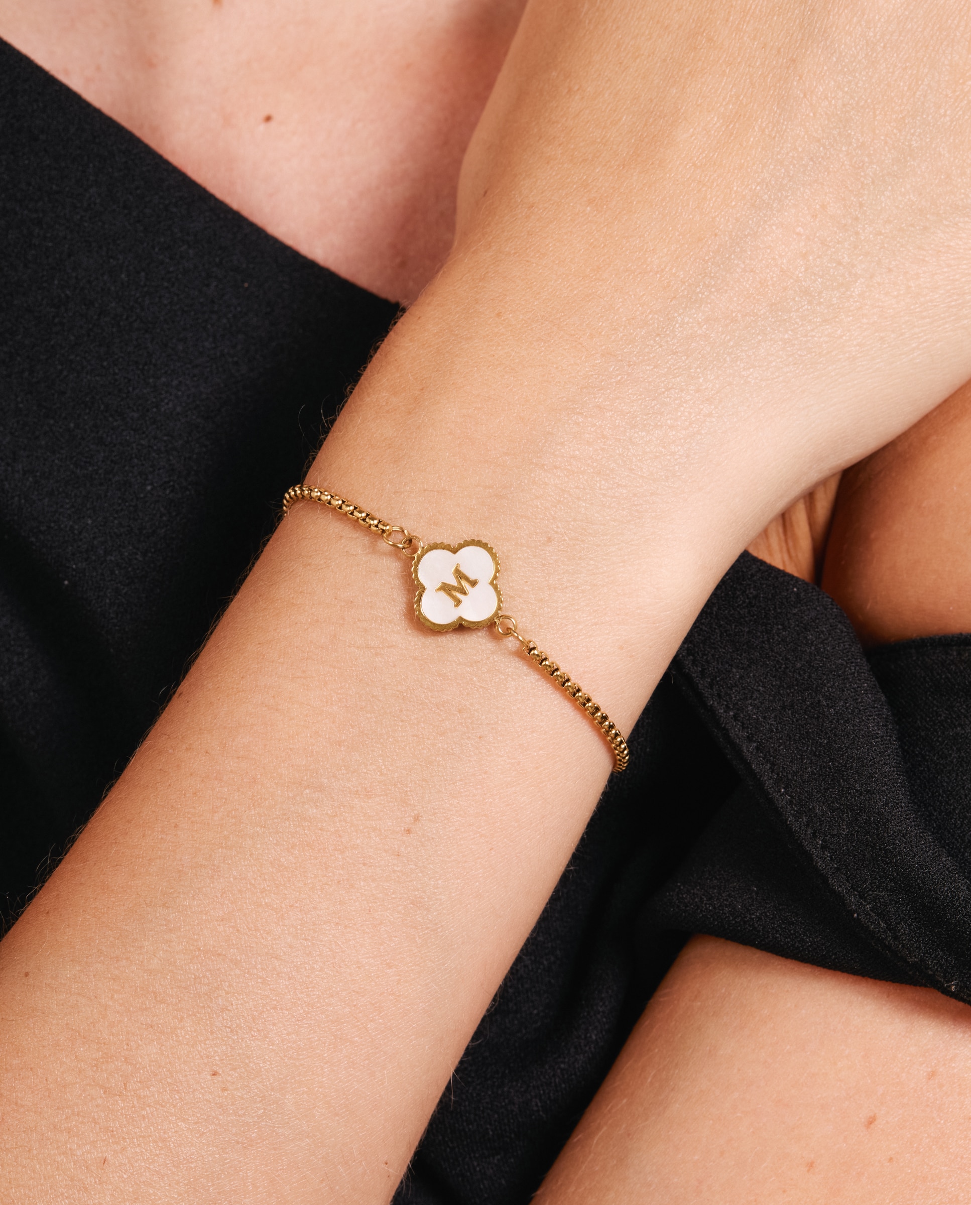 Pulsera de cadena letras de acero con madreperla acabada en oro de 18k - Luxenter - Blanco Blanco-4