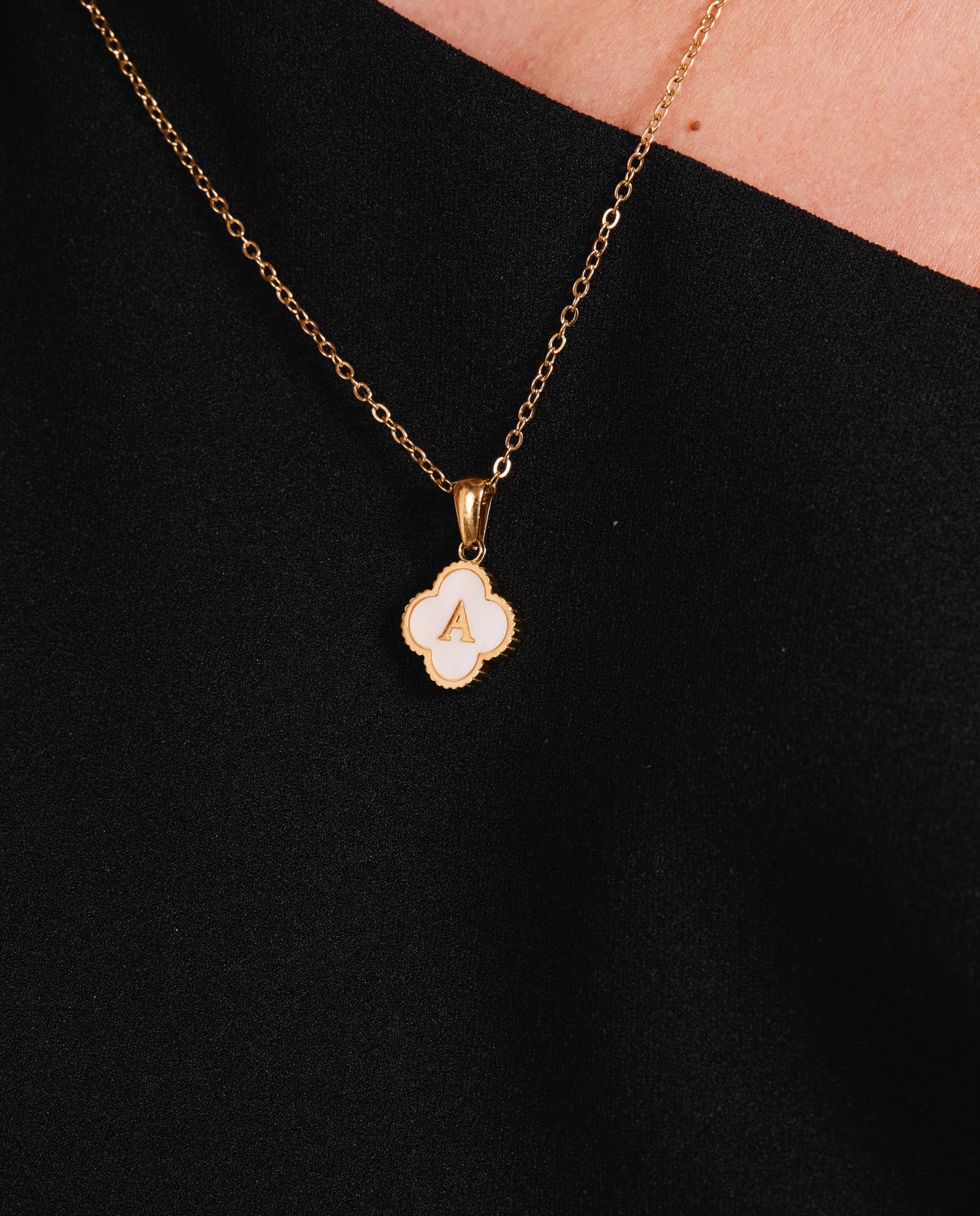 Collar letras de acero con madreperla acabado en oro de 18k - Luxenter - Blanco Blanco-4