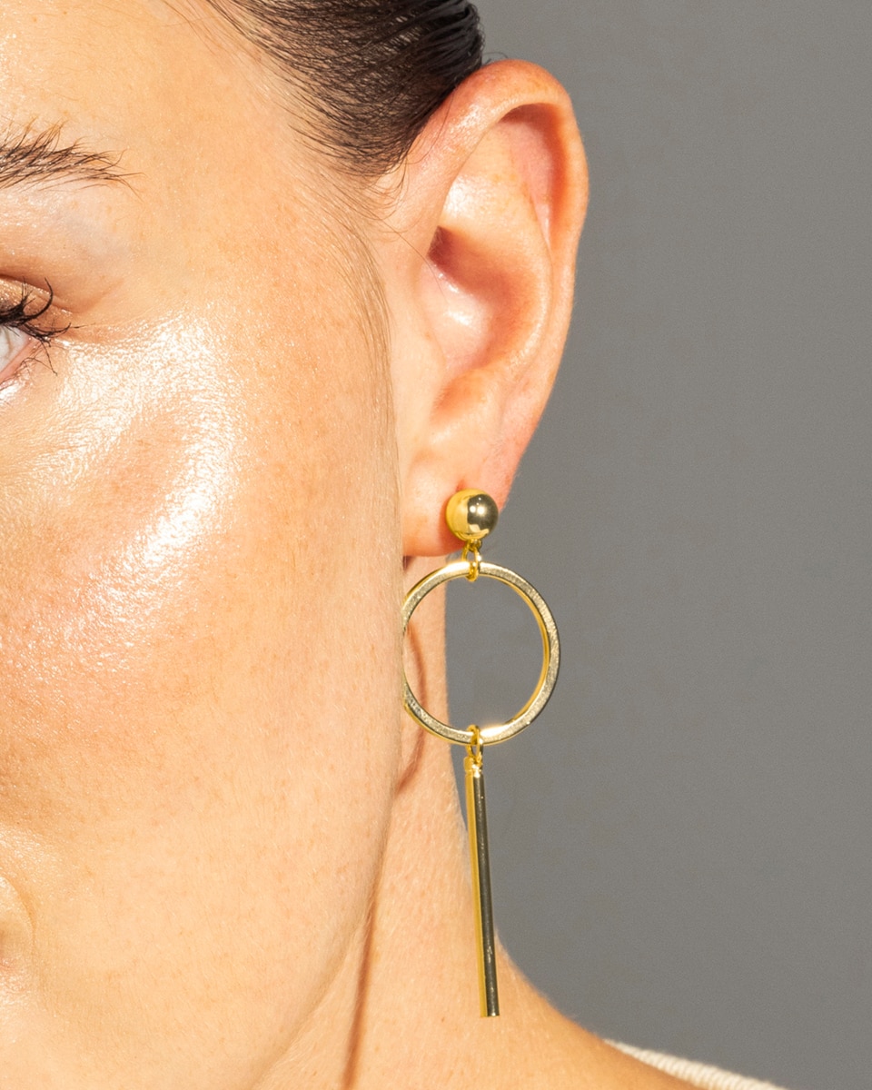 Pendientes Luxenter Con Cristal Azul Oscuro Acabados En Oro Amarillo De