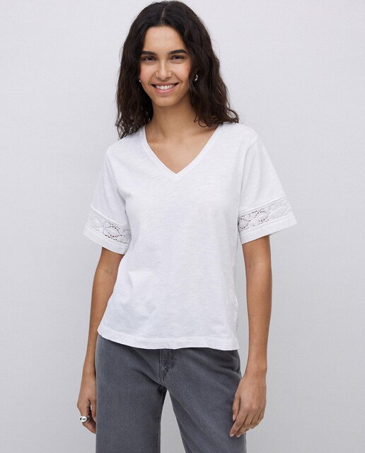 Imagen 0 de Camiseta de mujer de manga corta y detalle de puntillas