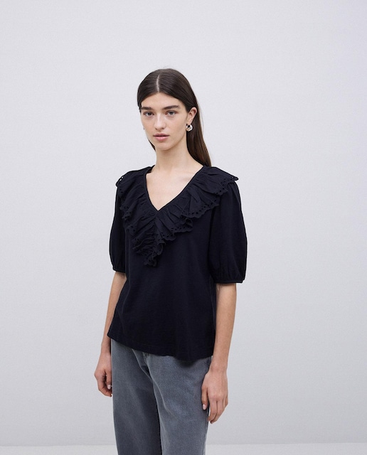 Imagen 0 de Camiseta de mujer con volante con bordado y cuello de pico