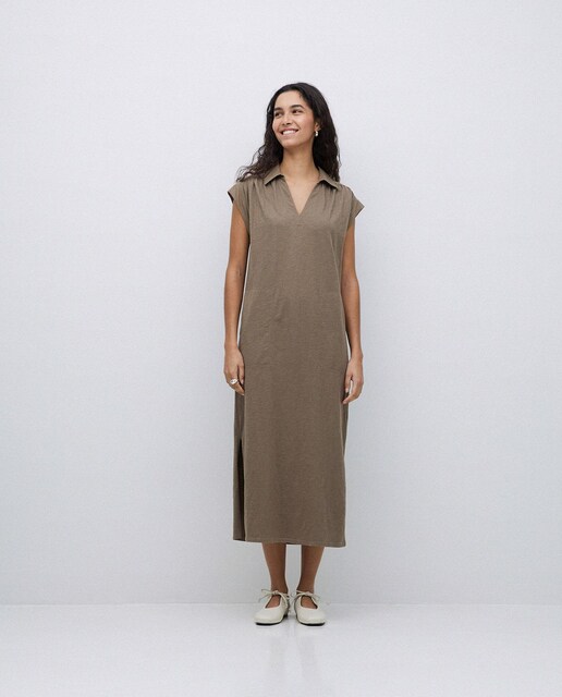 Imagen 0 de Vestido camisero con cuello pico y aberturas laterales