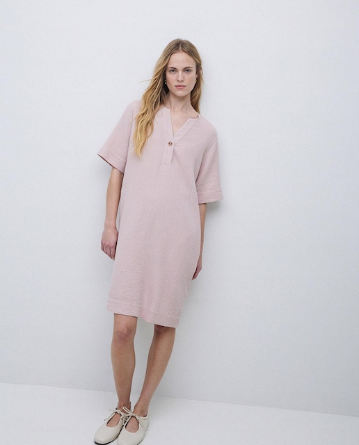 Imagen 0 de Vestido corto doble gasa con cuello de pico
