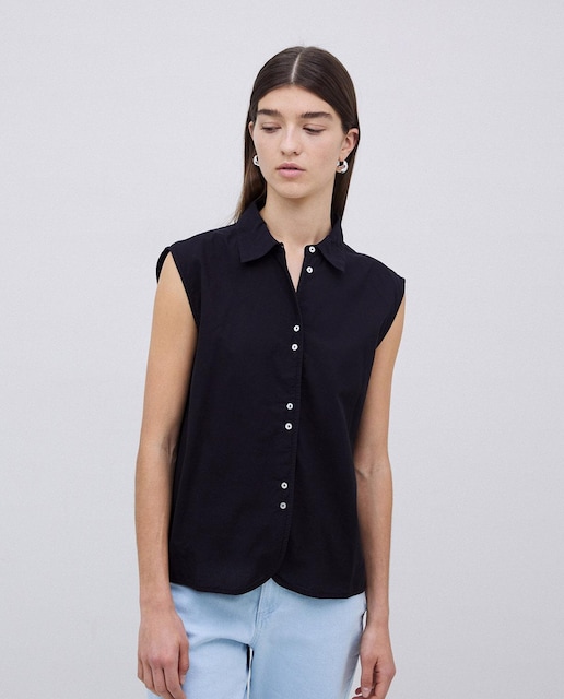 Imagen 0 de Camisa de mujer sin mangas y cuello de pico
