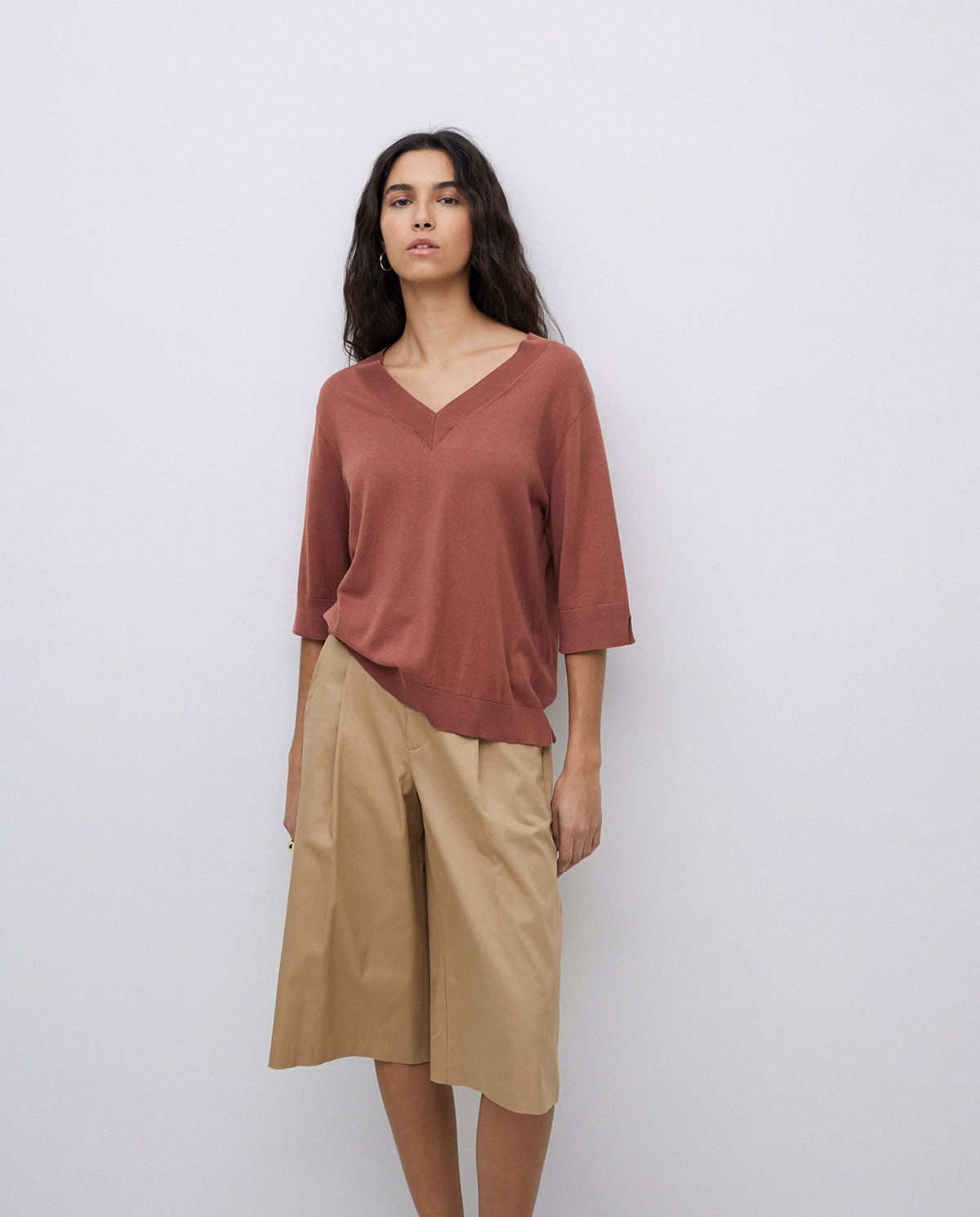 Bermudas de mujer tejido gabardina con detalle de pinzas