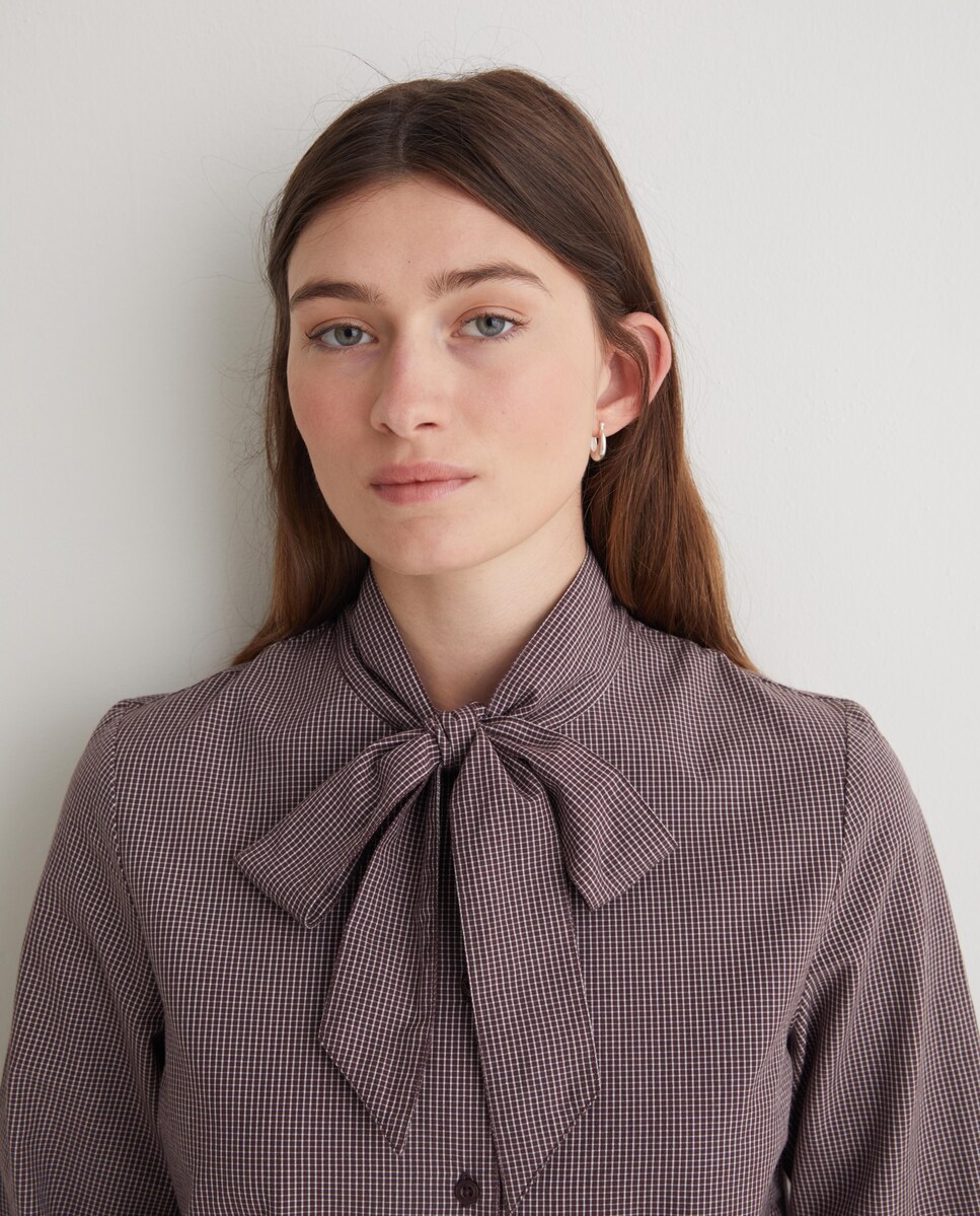 Blusa de mujer de cuello redondo con lazo anudable y puños