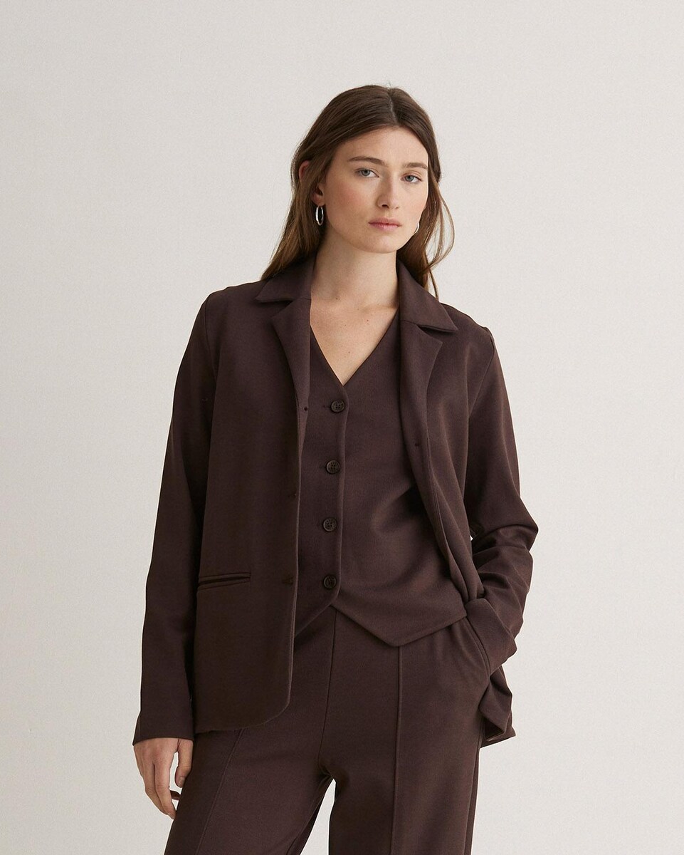 Blazer de mujer con cuello solapa y cierre de botones · Yerse · El