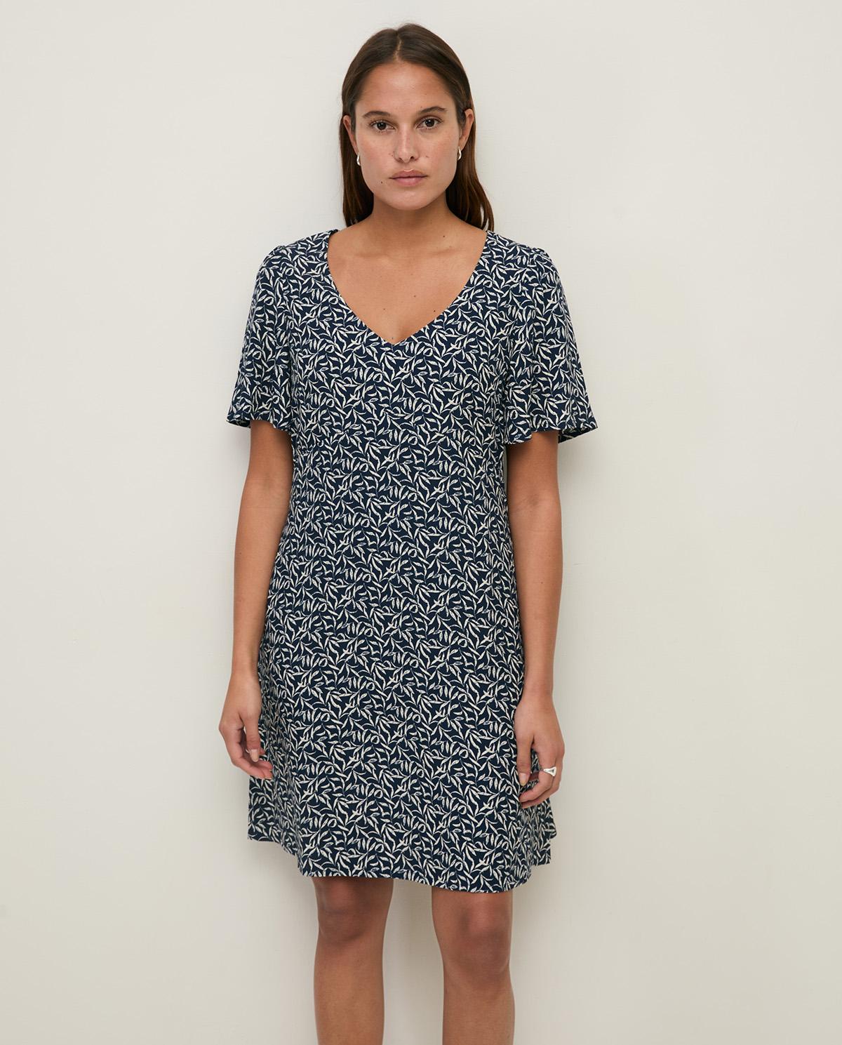 Yerse - Vestido corto con cuello pico y manga corta.