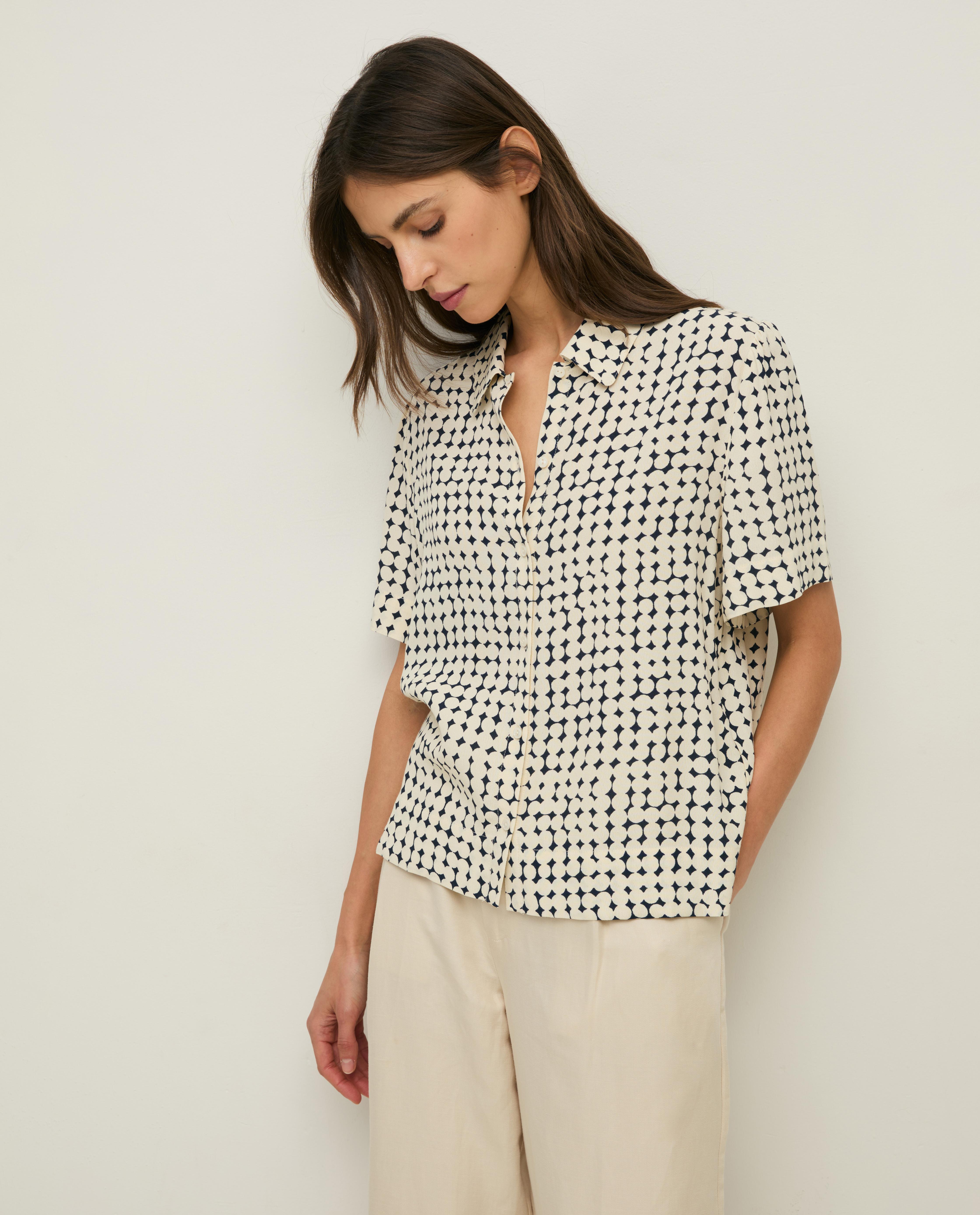 Yerse - Camisa de mujer de manga corta y aberturas laterales.