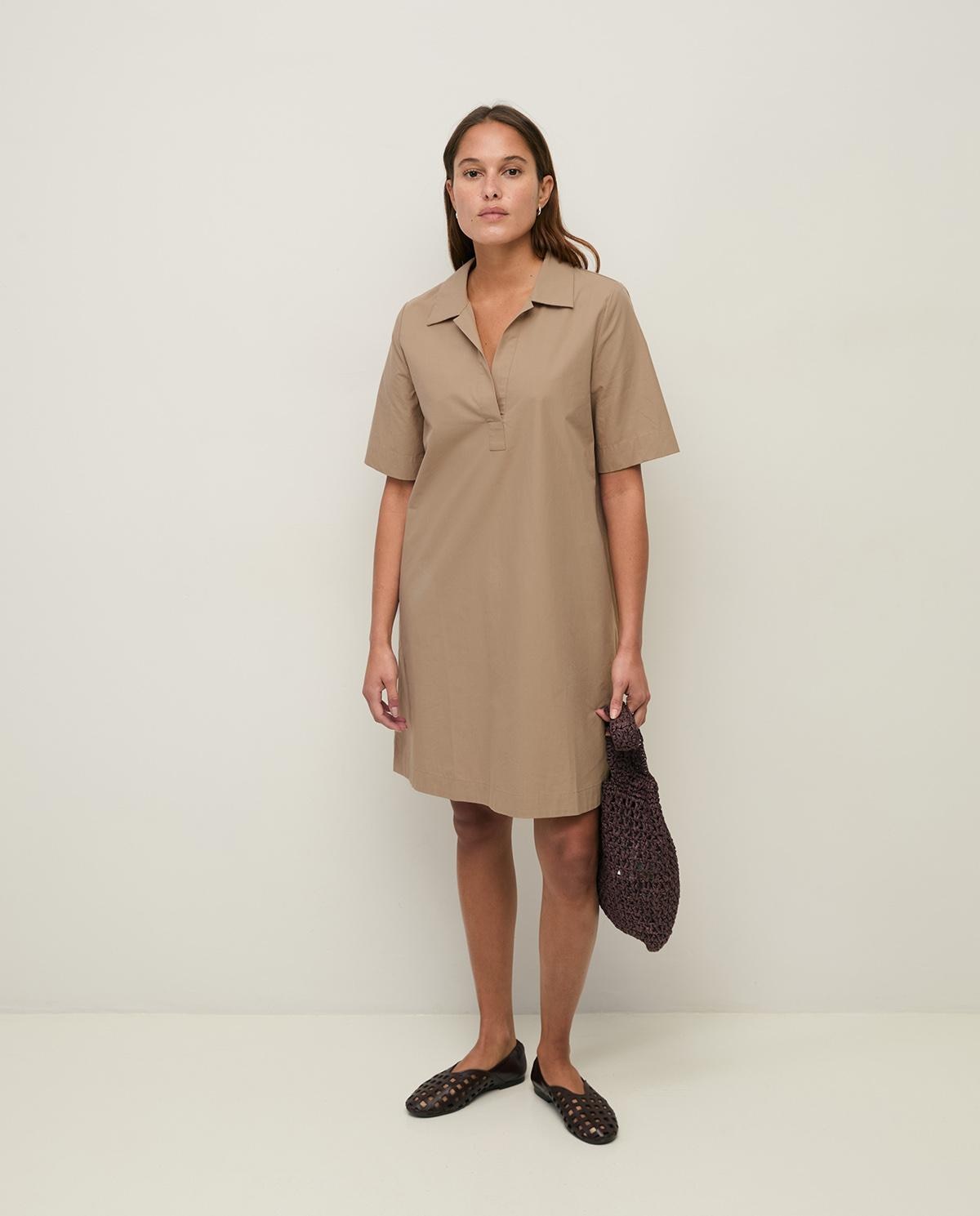 Yerse - Vestido corto con detalle de pliegue trasero y dos bolsillos laterales.