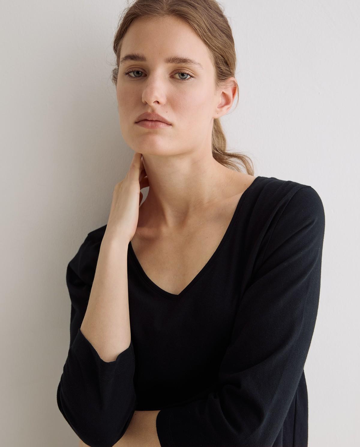 Camiseta básica de mujer con escote en pico de algodón orgánico - Yerse - Negro Negro-2
