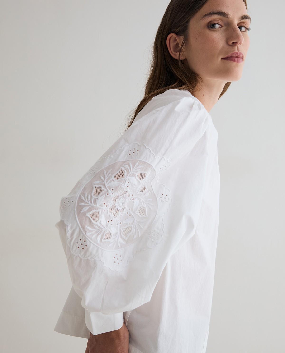 Imagen 0 de Blusa de mujer con cuello mao y manga larga abullonada con bordados Blanco