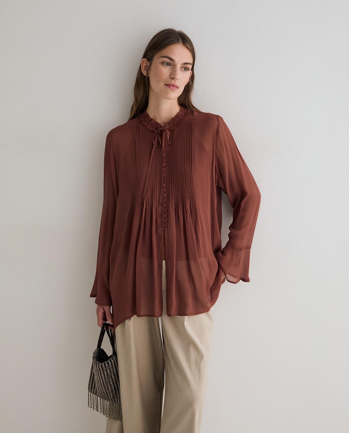 Imagen 0 de Camisa de mujer con detalle de volante y lazada Marrón
