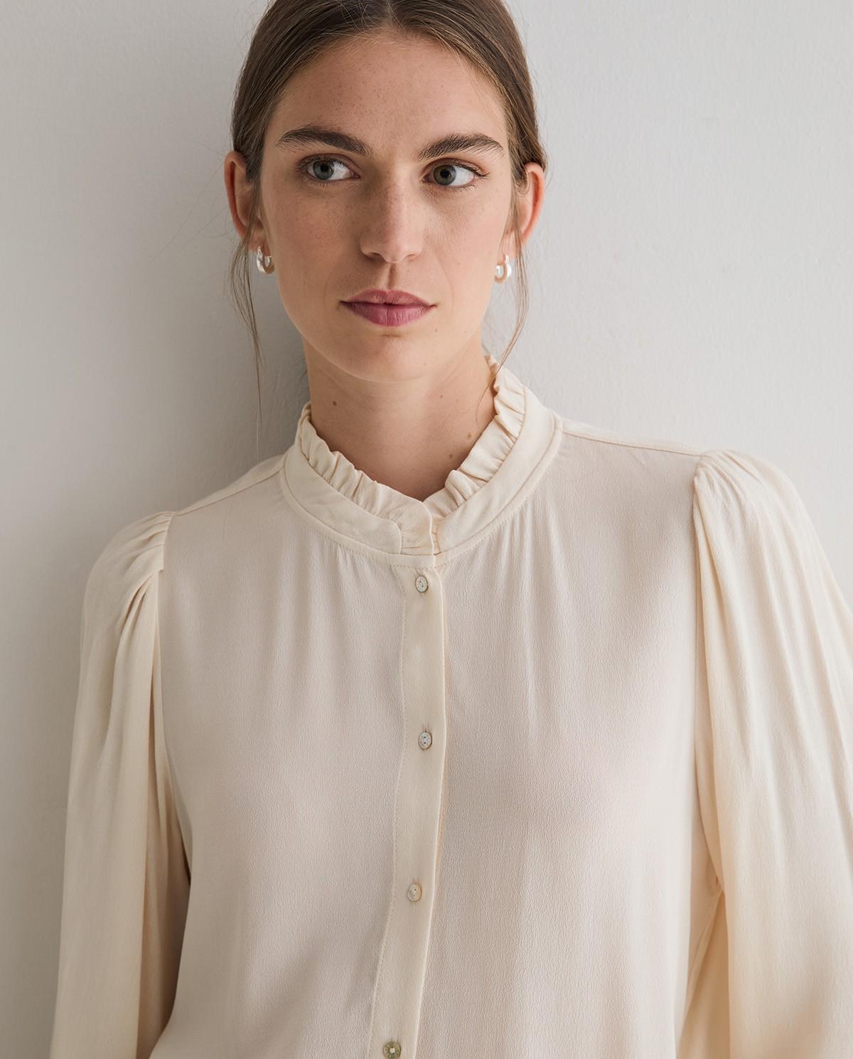 Imagen 2 de Camisa de mujer con cuello mao y detalle de volantes - Yerse - Natural Natural