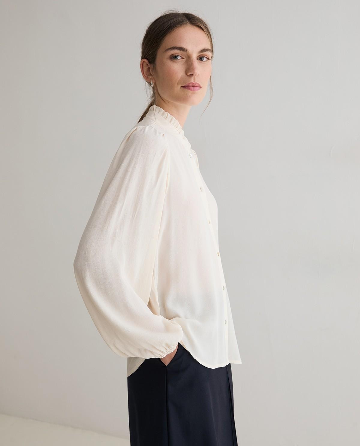 Imagen 3 de Camisa de mujer con cuello mao y detalle de volantes - Yerse - Natural Natural