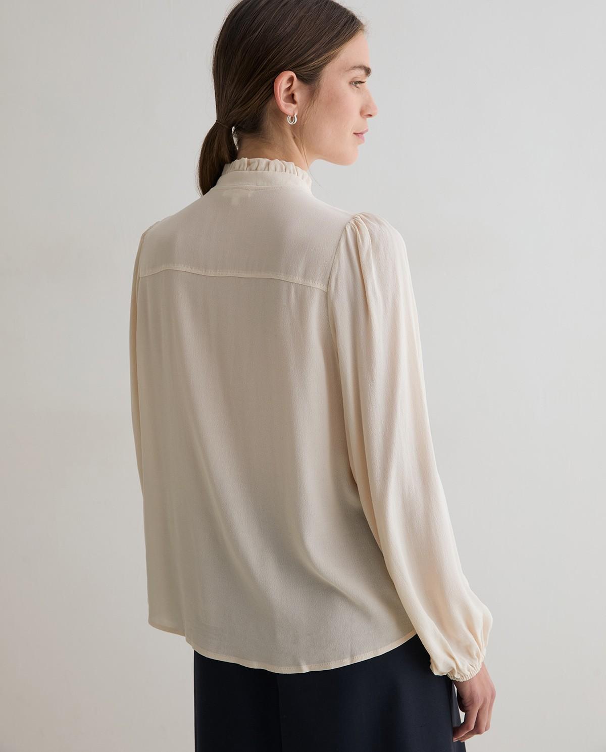 Imagen 4 de Camisa de mujer con cuello mao y detalle de volantes - Yerse - Natural Natural