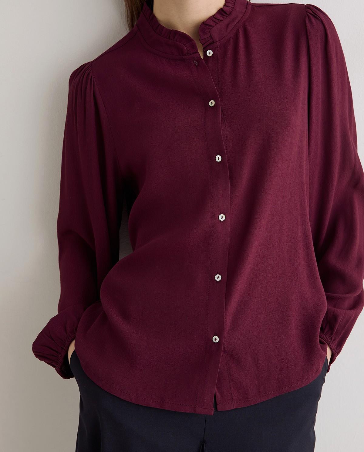 Imagen 0 de Camisa de mujer con cuello mao y detalle de volantes Burdeos