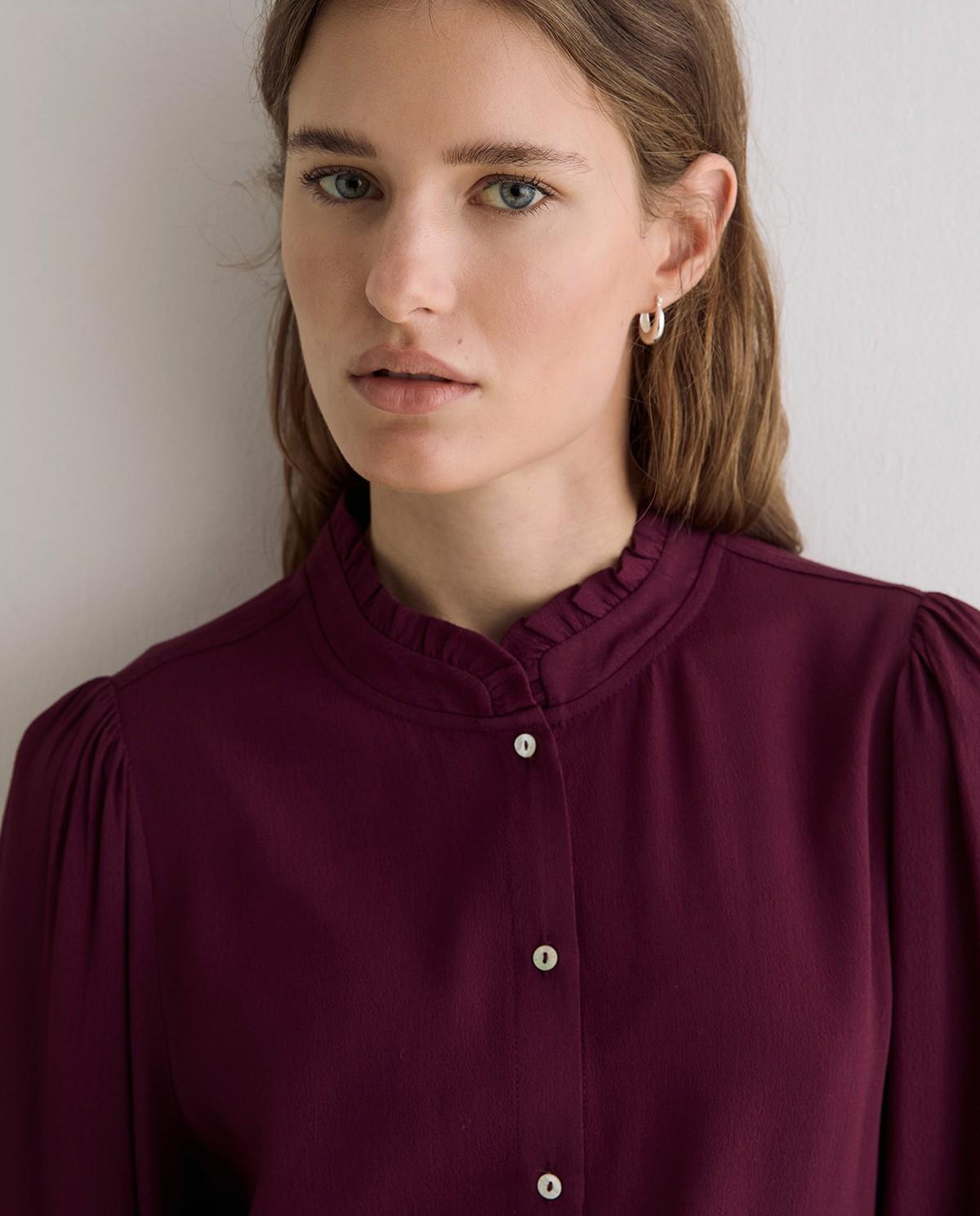 Imagen 2 de Camisa de mujer con cuello mao y detalle de volantes - Yerse - Burdeos Burdeos