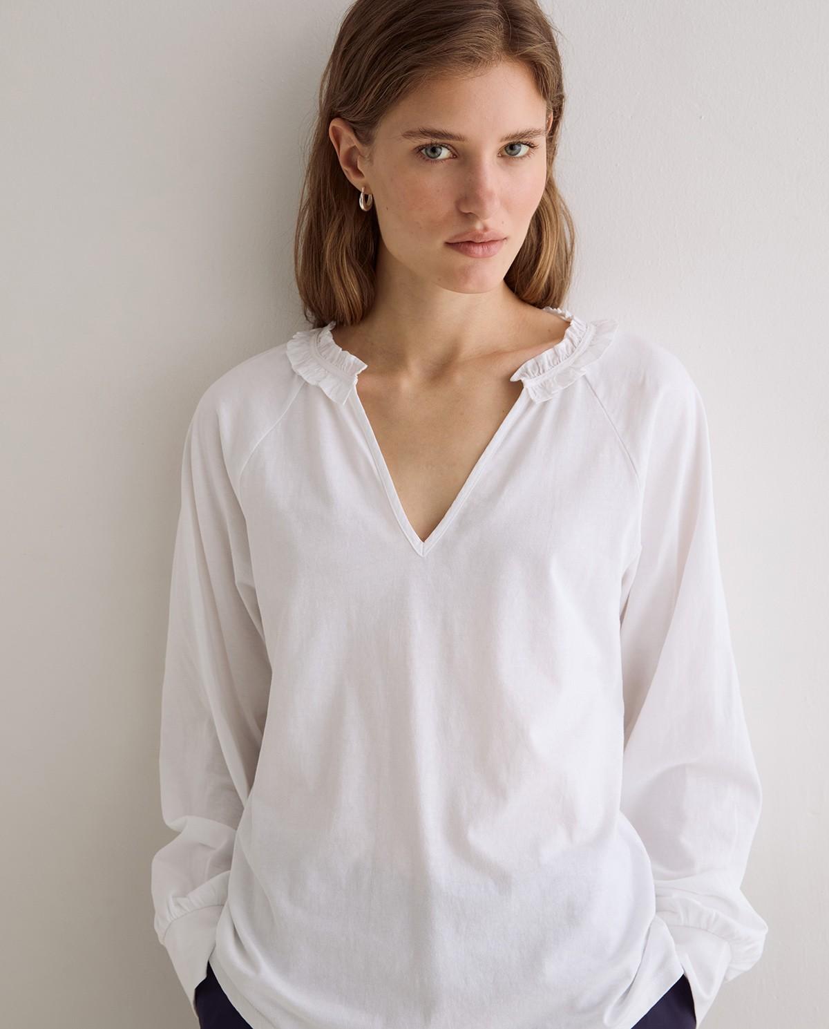Imagen 0 de Camisa de mujer de manga larga con escote pico y detalle de volante en el cuello Blanco