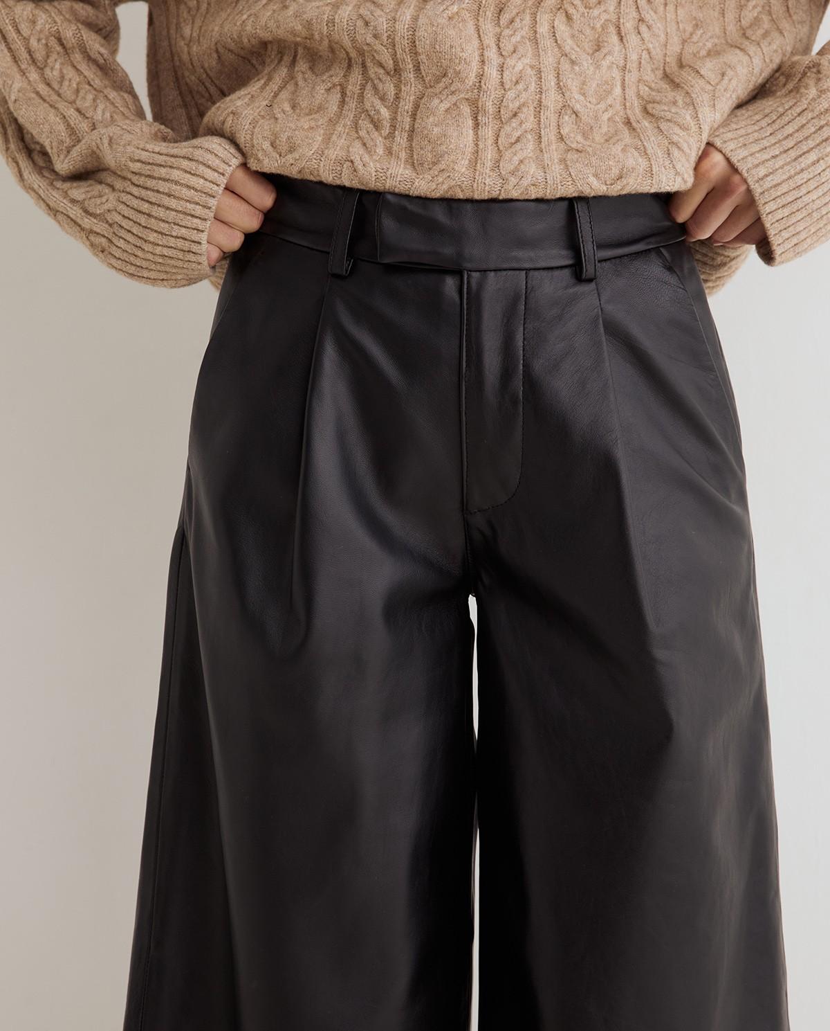 Bermuda de mujer en piel con pinzas delanteras - Yerse - Negro Negro-3