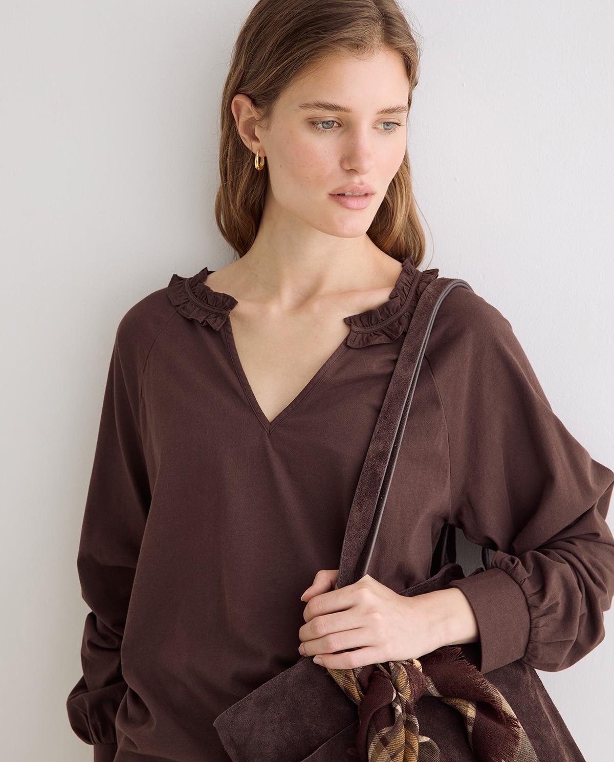 Camisa de mujer de manga larga con escote pico y detalle de volante en el cuello - Yerse - Marrón chocolate Marrón chocolate-1