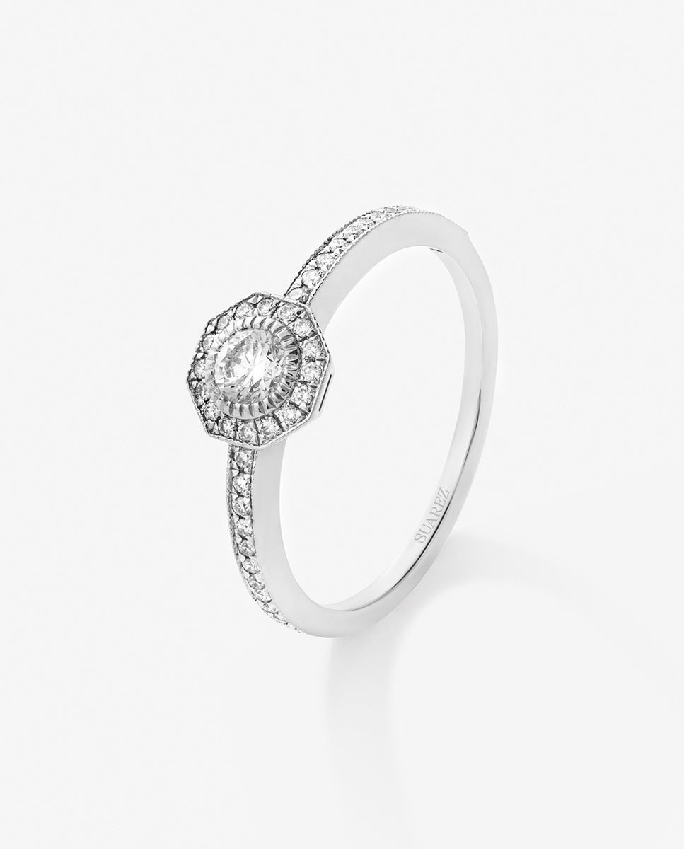 Imagen 0 de Anillo de oro blanco de 18k con diamante central en talla brillante de 0,2 cts y orla y brazo de 42 diamantes en talla brillante con un total de 0,16 Blanco