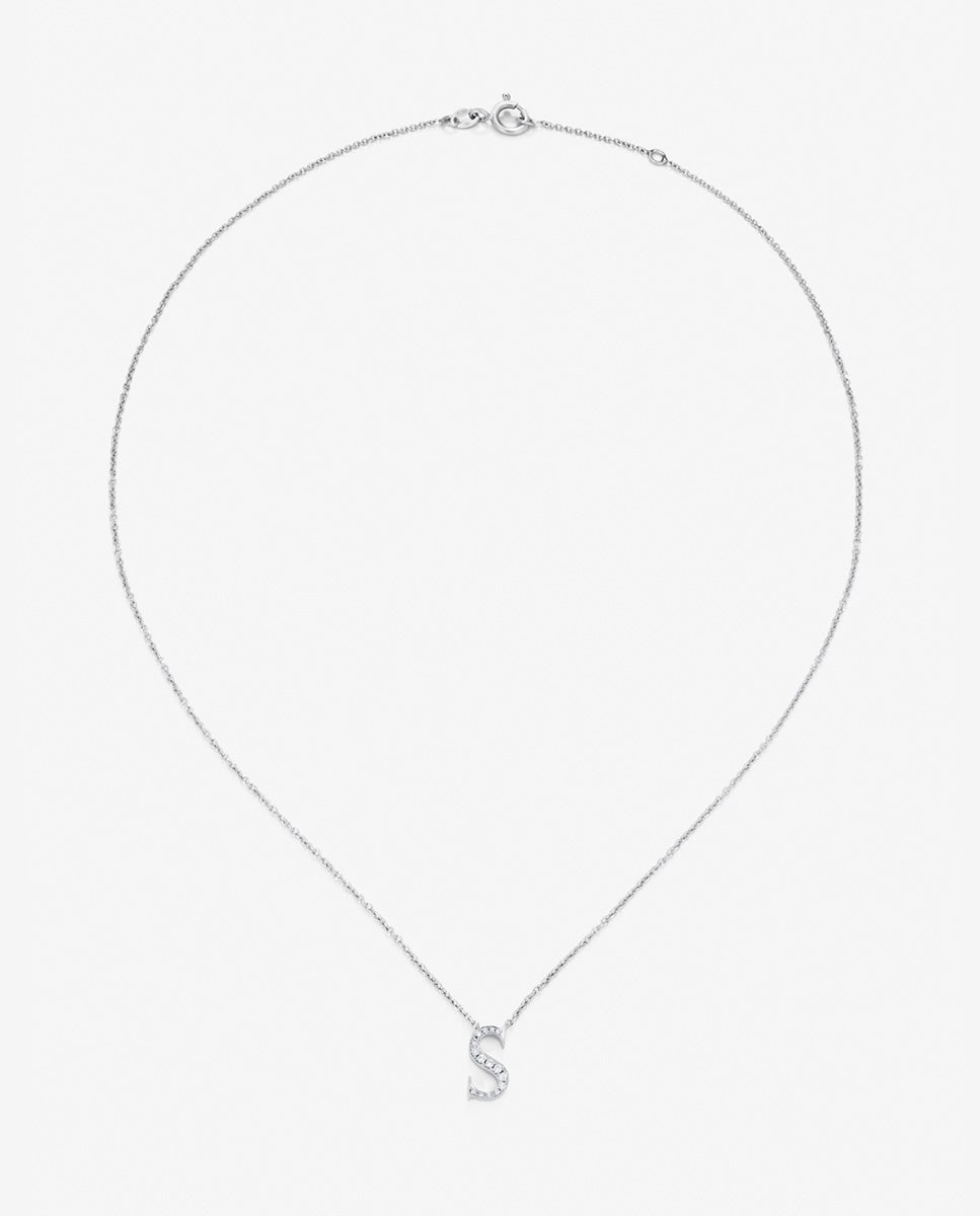 Colgante de oro blanco de 18k con letra s y 16 diamantes en talla brillante con un total de 0,07 cts