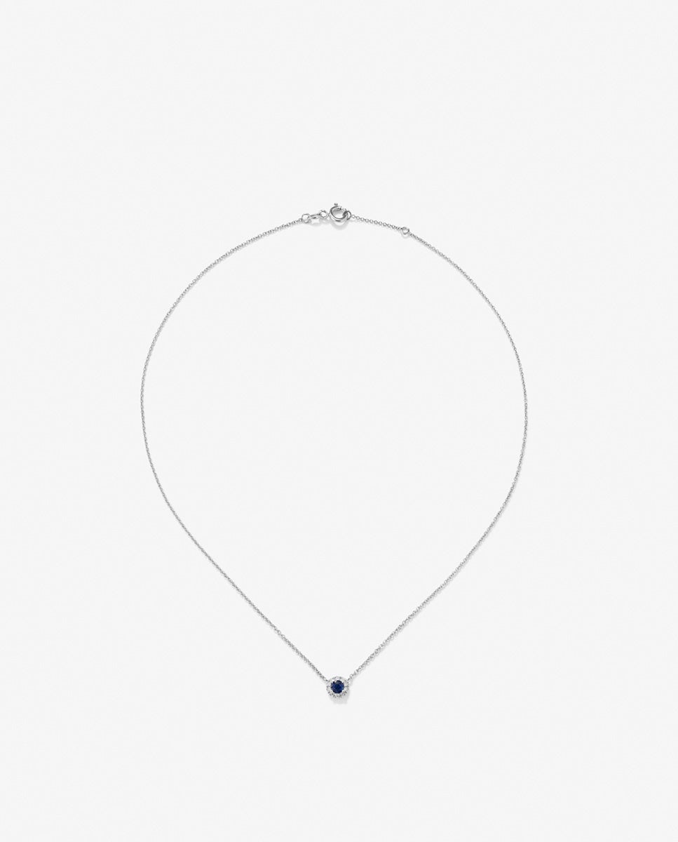 Imagen 1 de Colgante de oro blanco de 18k con zafiro azul en talla brillante de 0,23 cts y orla de 10 diamantes en talla brillante con un total de 0,07 cts Azul