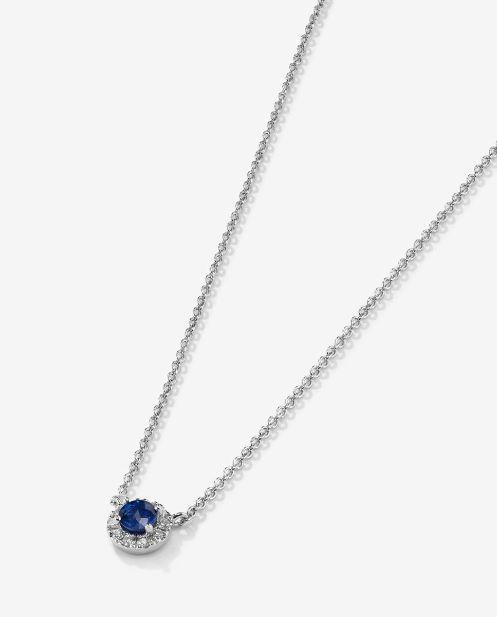 Imagen 2 de Colgante de oro blanco de 18k con zafiro azul en talla brillante de 0,23 cts y orla de 10 diamantes en talla brillante con un total de 0,07 cts - SUAREZ - Azul Azul