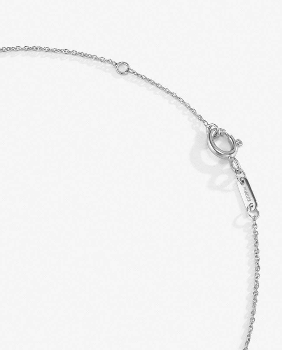 Imagen 3 de Colgante de oro blanco de 18k con zafiro azul en talla brillante de 0,23 cts y orla de 10 diamantes en talla brillante con un total de 0,07 cts - SUAREZ - Azul Azul