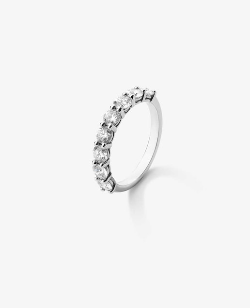 Imagen 0 de Media alianza de oro blanco de 18K con diamantes en talla brillante