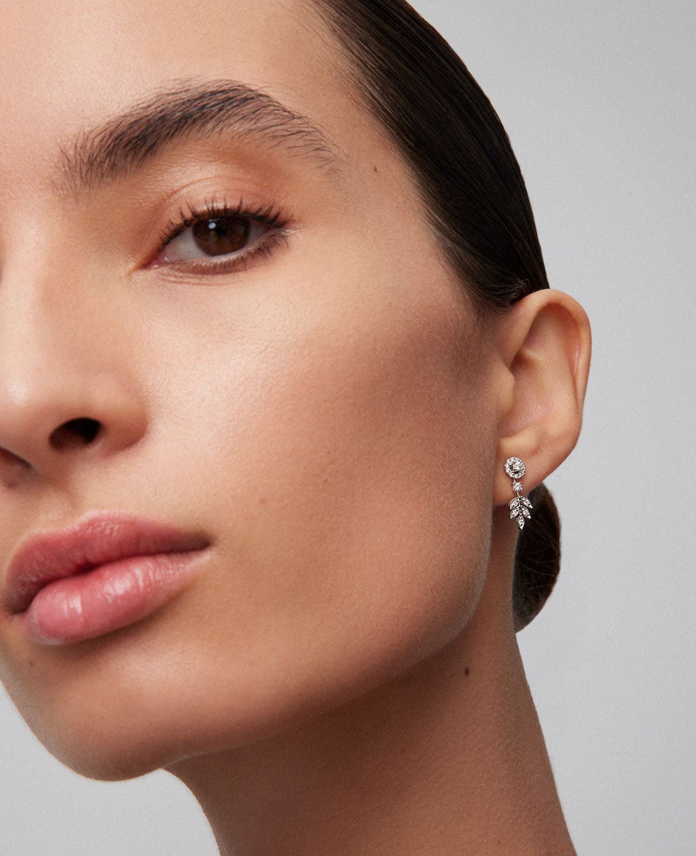 Imagen 0 de Pendientes desmontables de oro blanco de 18K con diamantes blancos en talla brillante y baguette Blanco