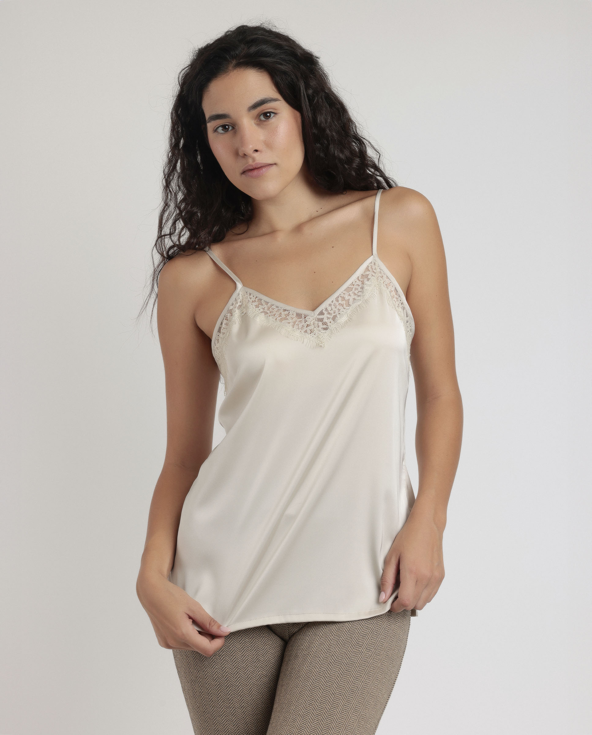 Imagen 0 de Camiseta interior de mujer de tirantes de tela satén Crema